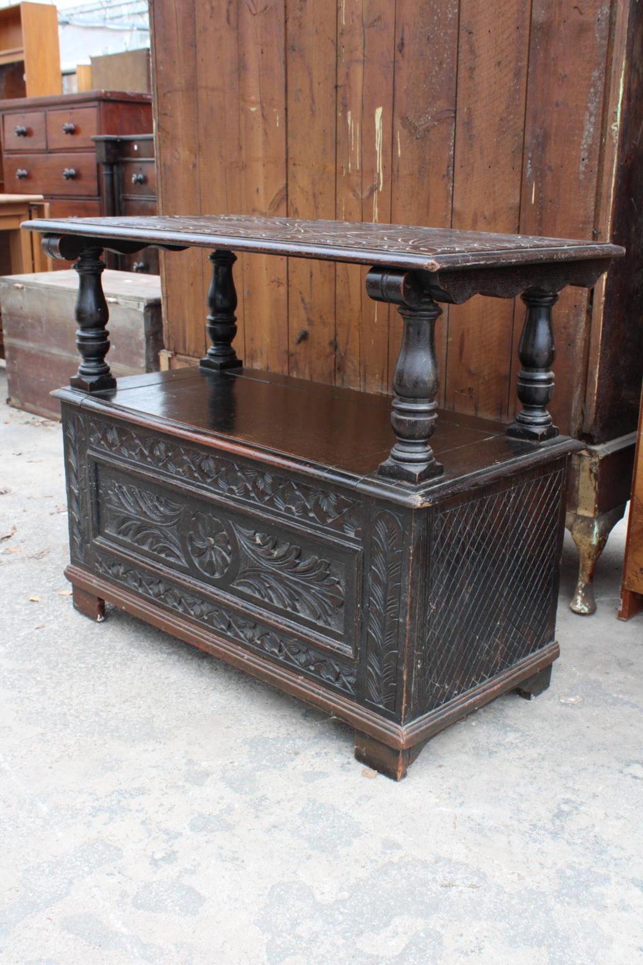 AN EARLY 20TH CENTURY OAK MONKS BENCH WITH CARVED PANELS - Image 4 of 7