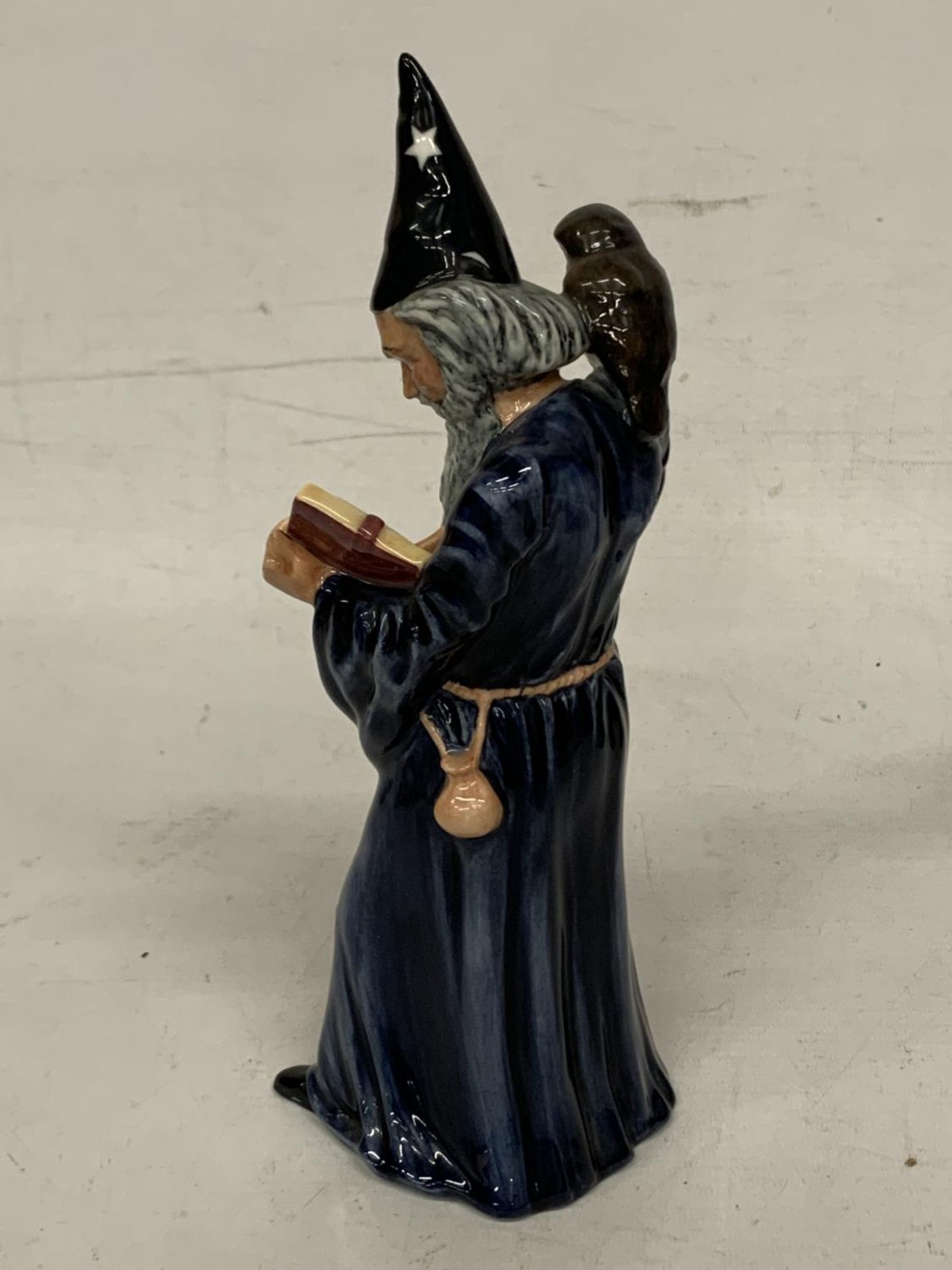 A ROYAL DOULTON FIGURE "THE WIZARD" HN 2877 - Image 3 of 4