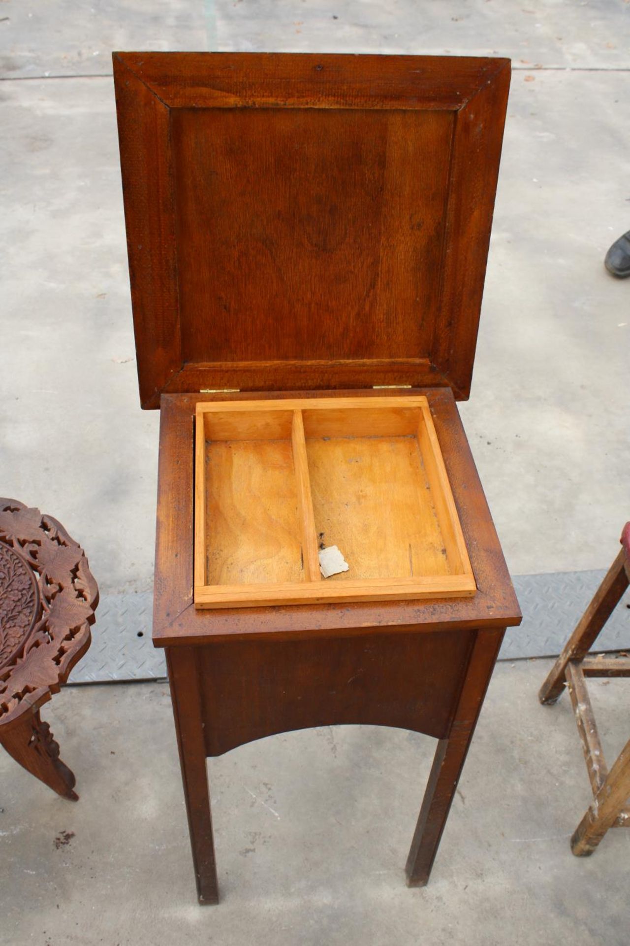 A MID 20TH CENTURY WORK BOX/TABLE - Image 2 of 3