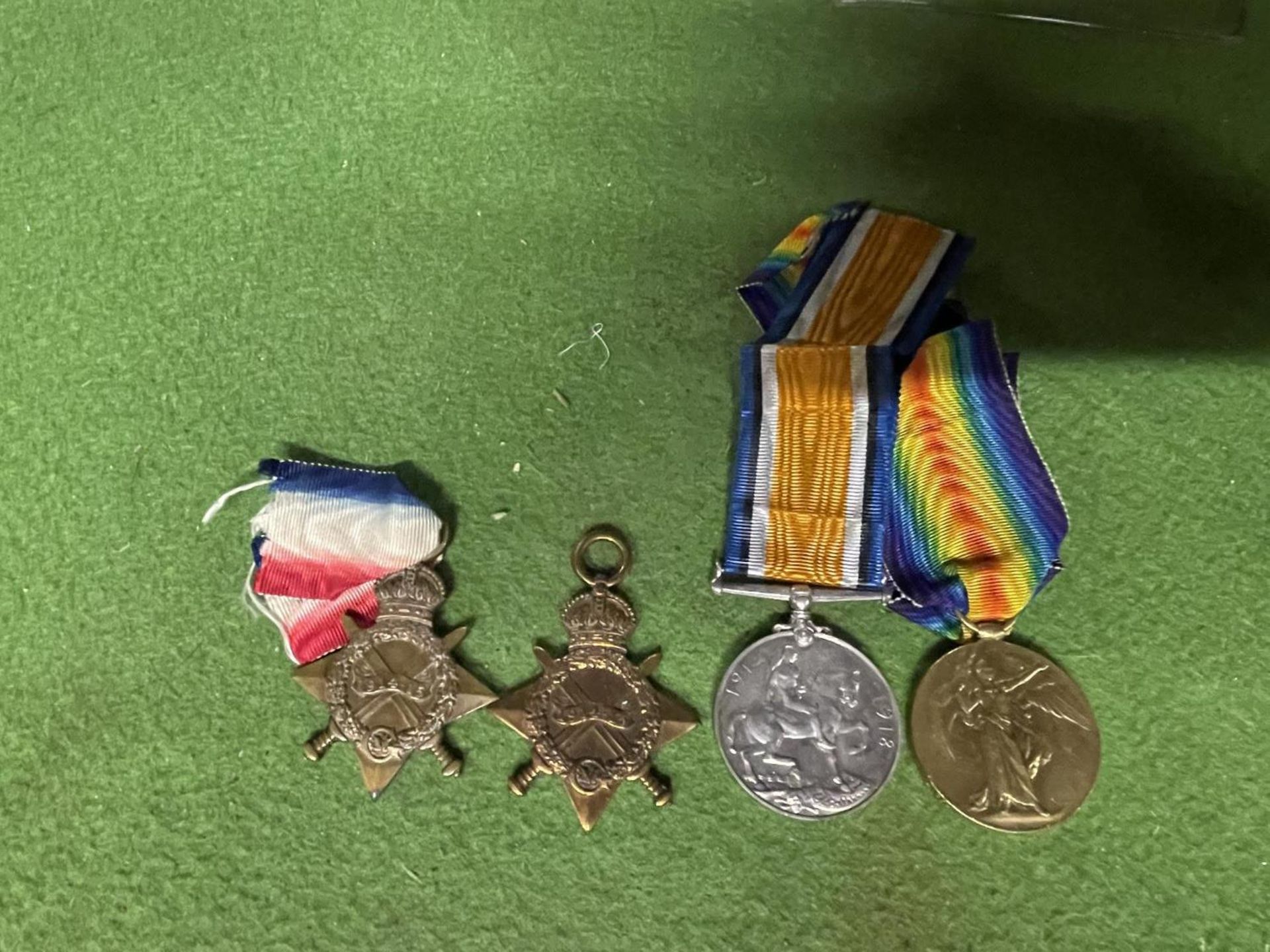 A GROUP OF UK, WW1 MEDALS TO INCLUDE TWO 1914/1915 STAR MEDALS, ALL FINE CONDITION.