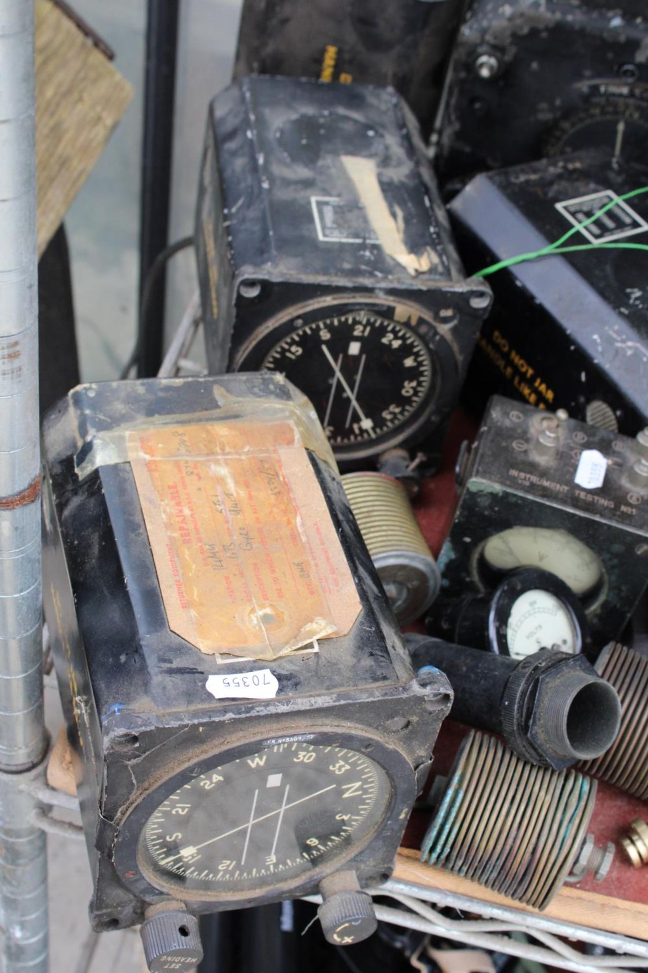 A LARGE ASSORTMENT OF VINTAGE BELIEVED MILITARY ISSUED AREOPLANE PARTS TO INCLUDE VOLT METERS AND - Bild 5 aus 9