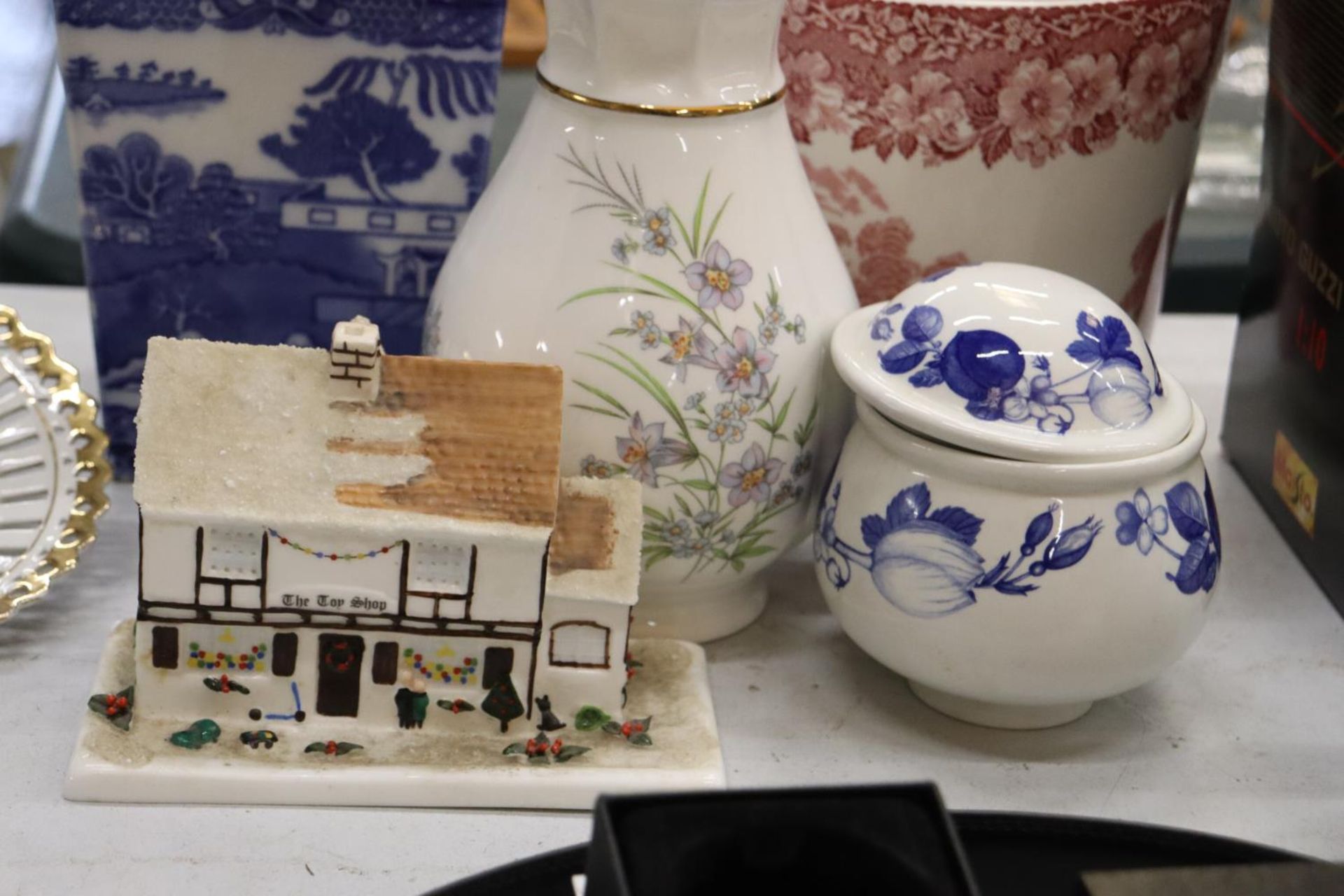 A QUANTITY OF CERAMIC ITEMS TO INCLUDE A PLANTER, VASES, A LIDDED POT AND A COTTAGE - Image 2 of 5