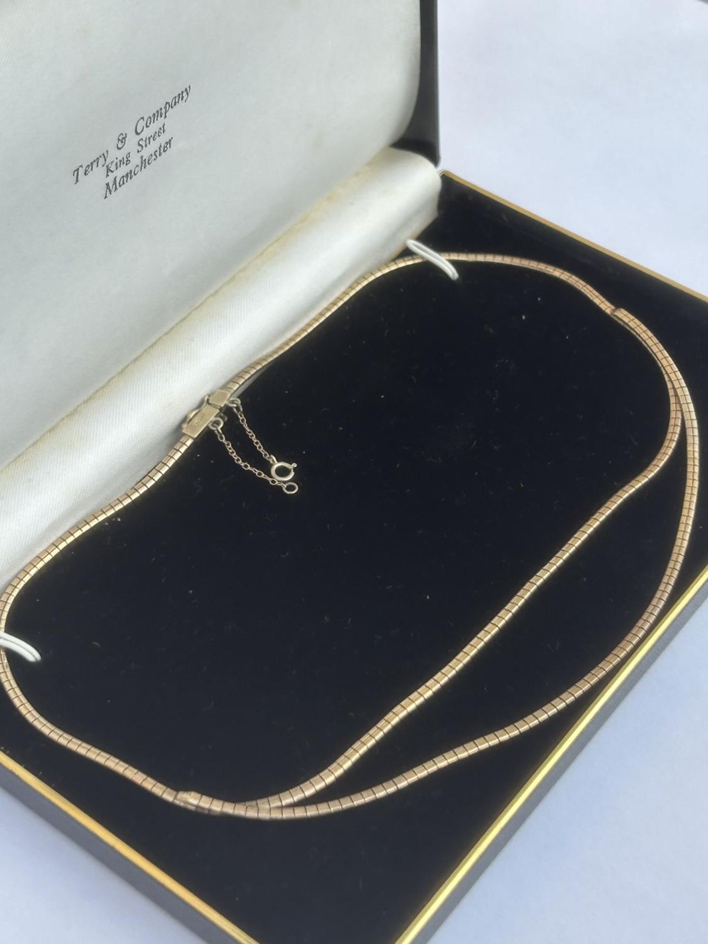 A HALLMARKED 9CT GOLD DOUBLE STRAND VINTAGE NECKLACE COMPLETE WITH ORIGINAL PURCHASE BOX AND RECEIPT - Bild 3 aus 6