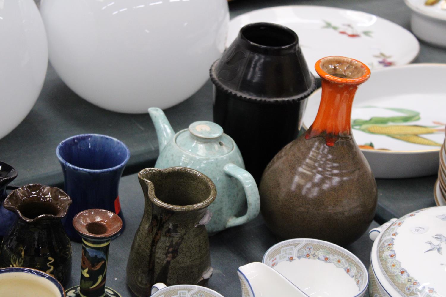 A QUANTITY OF STUDIO POTTERY TO INCLUDE A TEAPOT, CANDLE HOLDER, BOWLS ETC - SOME WITH MARKS TO - Image 6 of 6