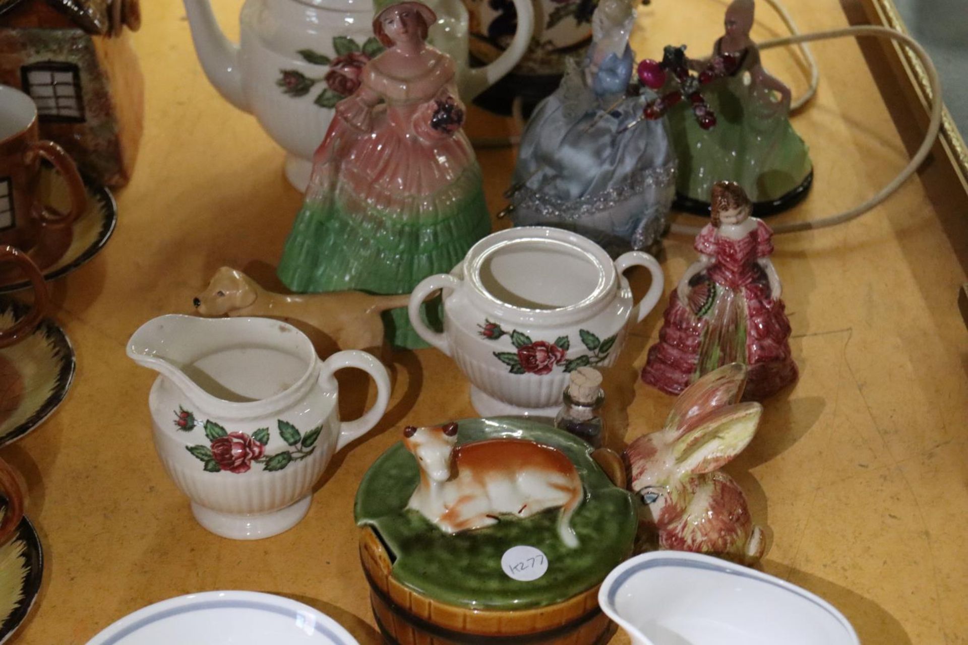 A MIXED CERAMIC LOT TO INCLUDE A WEDGWOOD 'MOSS ROSE' TEAPOT, CREAM JUG AND SUGAR BOWL, SUSIE COOPER - Image 3 of 4