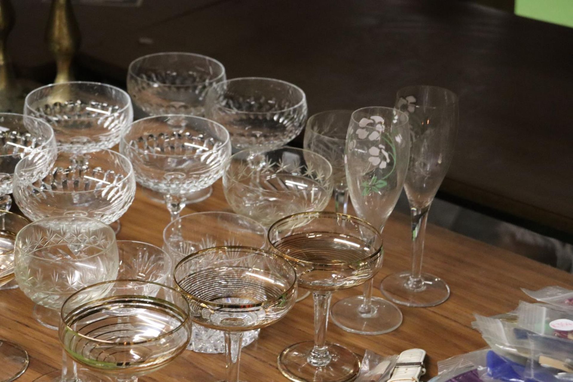 A MIXED LOT OF GLASSWARE TO INCLUDE COCKTAIL GLASSES, WINE GLASSES ETC - Bild 6 aus 6