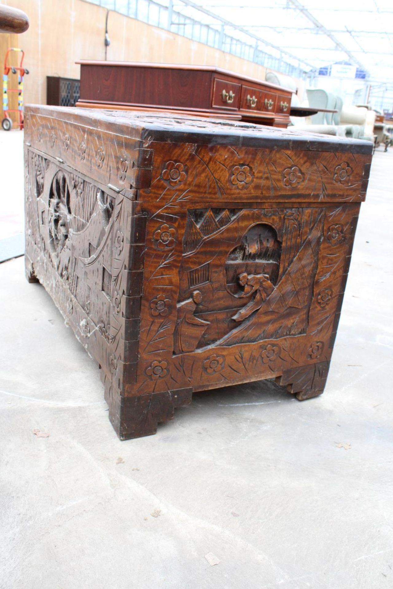 AN ORIENTAL CAMPHOR WOOD CARVED BLANKET CHEST, 41" X 20" - Image 4 of 9