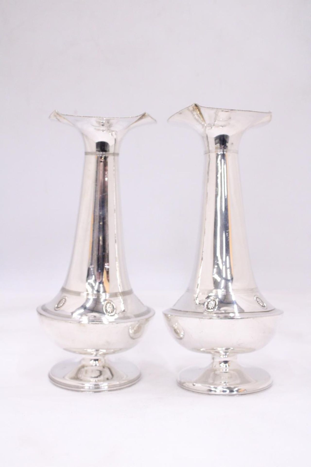 A PAIR OF VINTAGE SILVER PLATED "BUD" VASES - Image 3 of 4