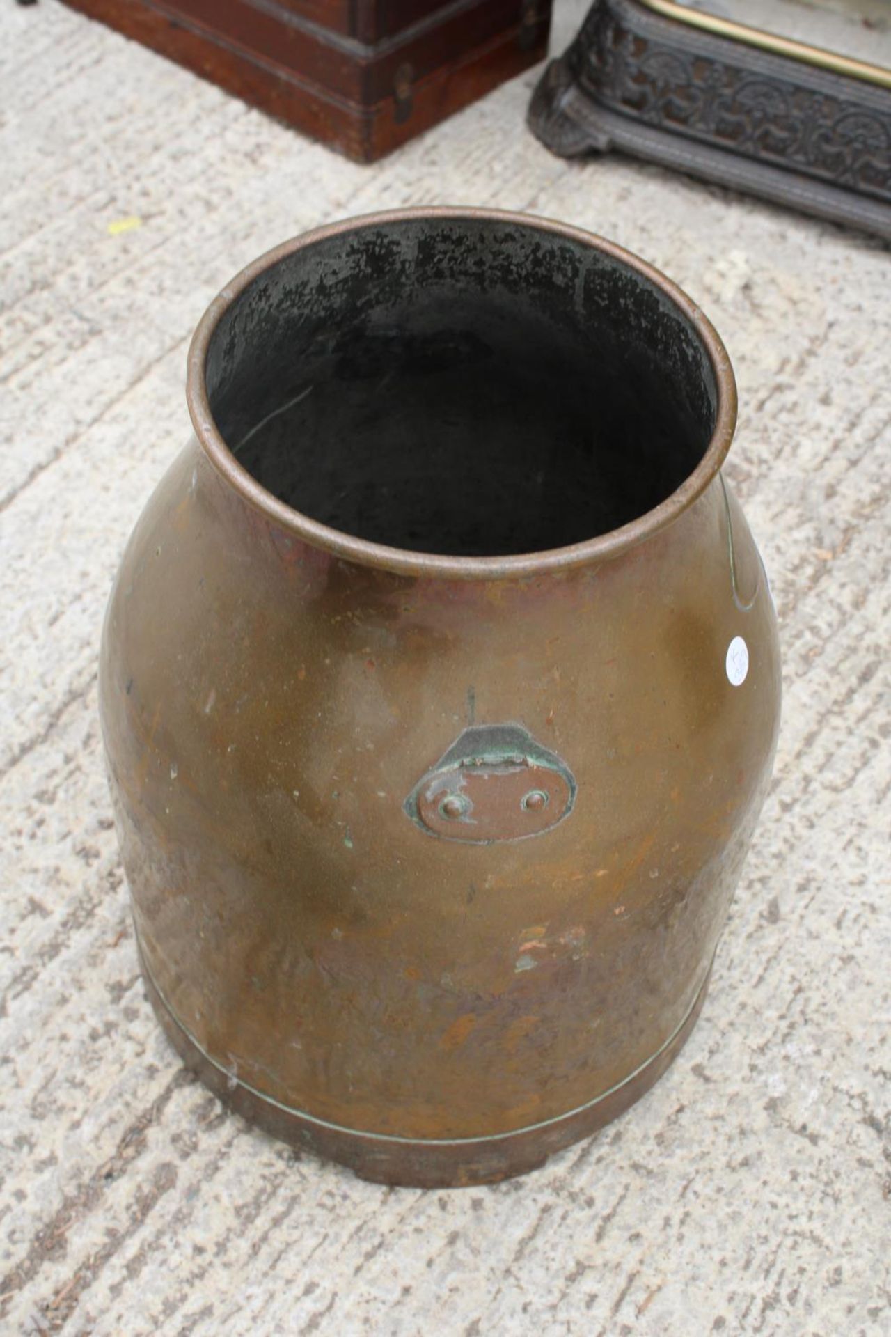 A VINTAGE COPPER MILKING BUCKET WITH INDESTINCT BRASS PLAQUE - Image 5 of 5