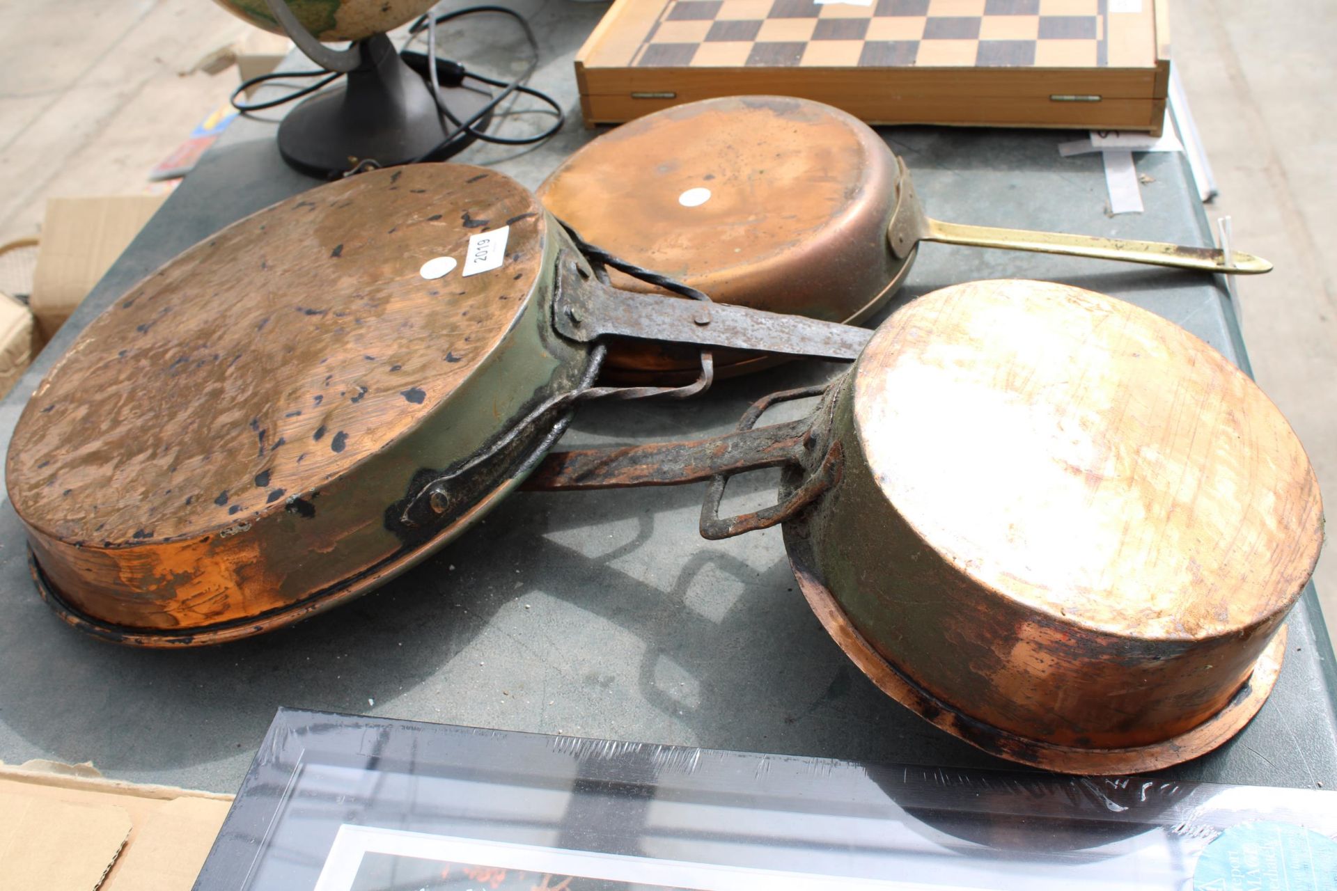 THREE VARIOUS VINTAGE COPPER FRYING PANS - Bild 2 aus 2