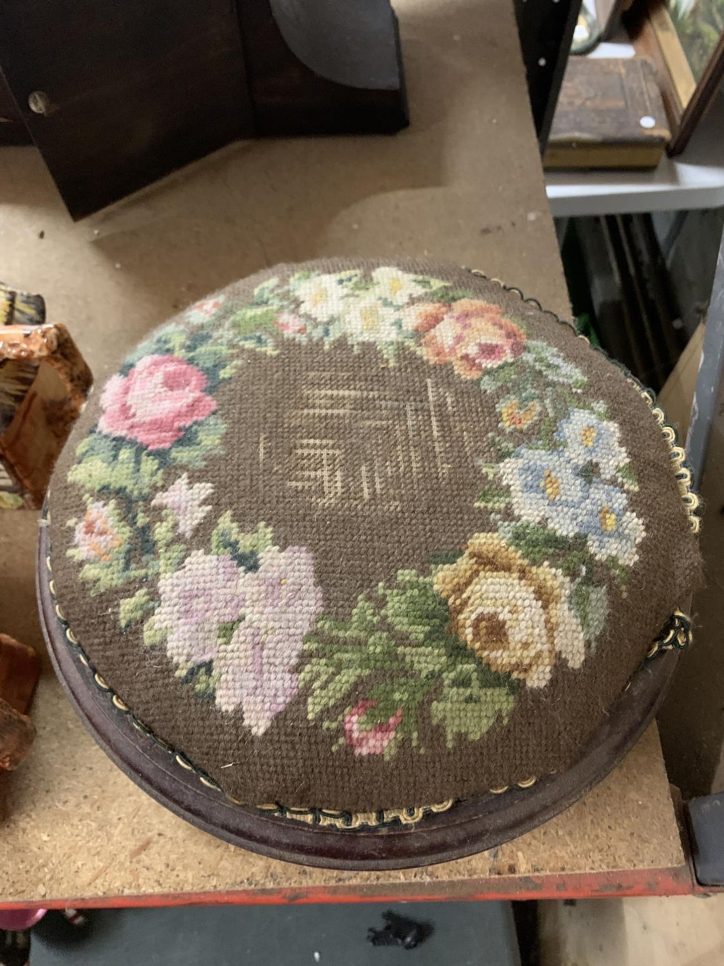 A VINTAGE TAPESTRY STOOL/FOOTSTOOL WITH FLORAL PATTERN - Image 2 of 4