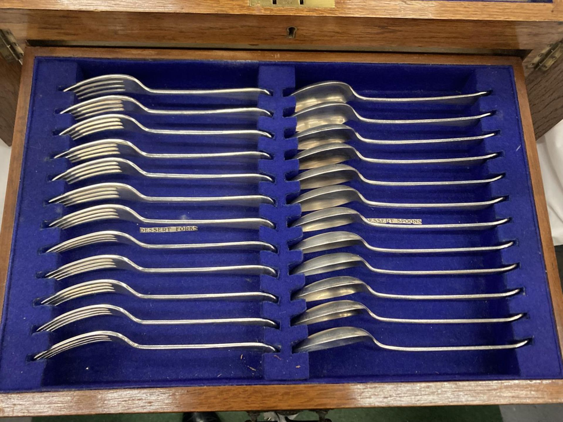 A CASED CANTEEN OF CUTLERY WITH LIFT UP TOP CONTAINING KNIVES, FORKS AND CARVING EQUIPMENT, A DRAWER - Bild 3 aus 5
