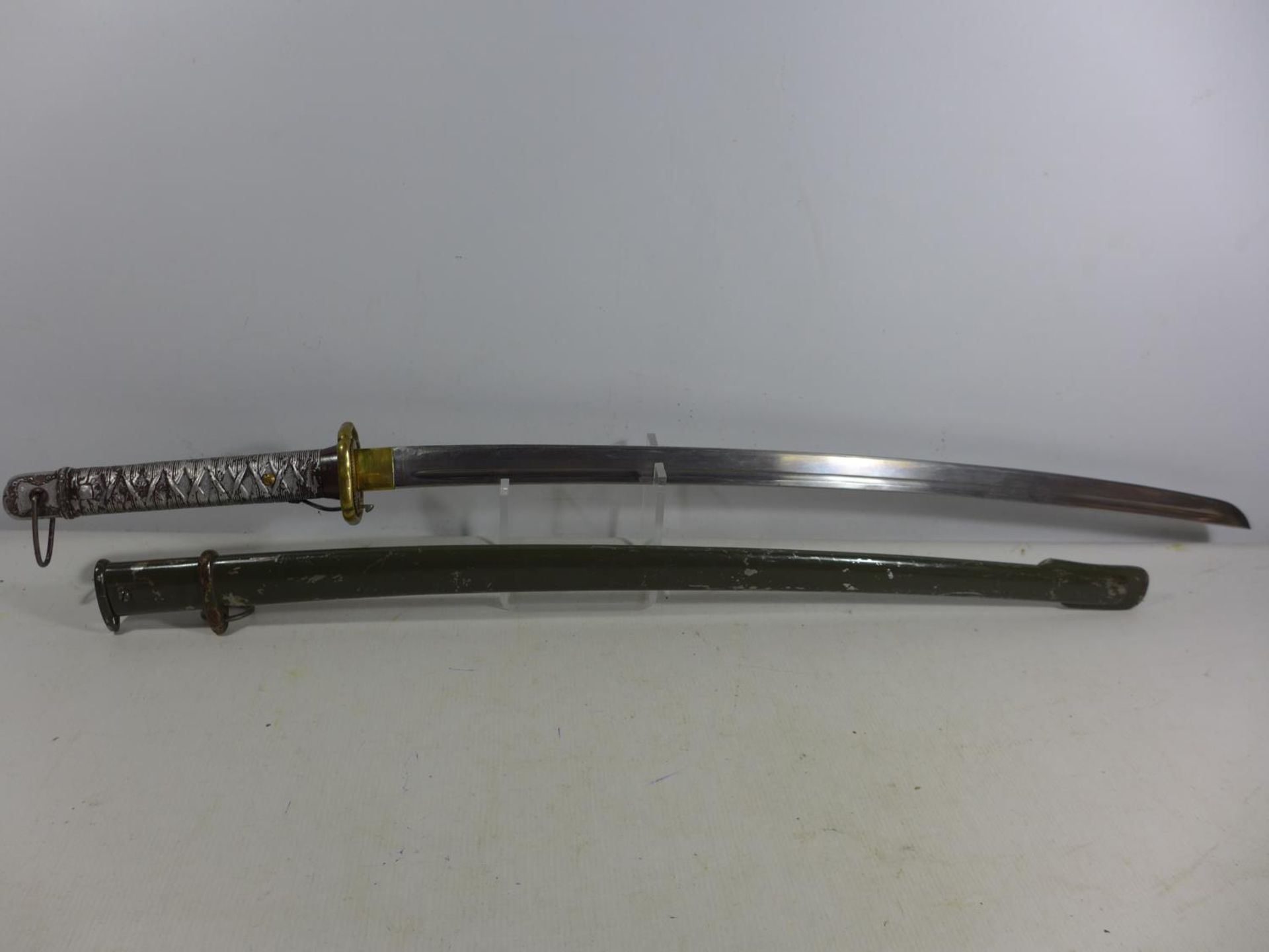 A MID 20TH CENTURY JAPANSES NCO'S SWORD AND SCABBARD, 70CM BLADE, LENGTH 96CM