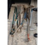 AN ASSORTMENT OF VARIOUS GARDEN TOOLS TO INCLUDE A FORK, A SHOVEL AND A DITCHING SPADE ETC