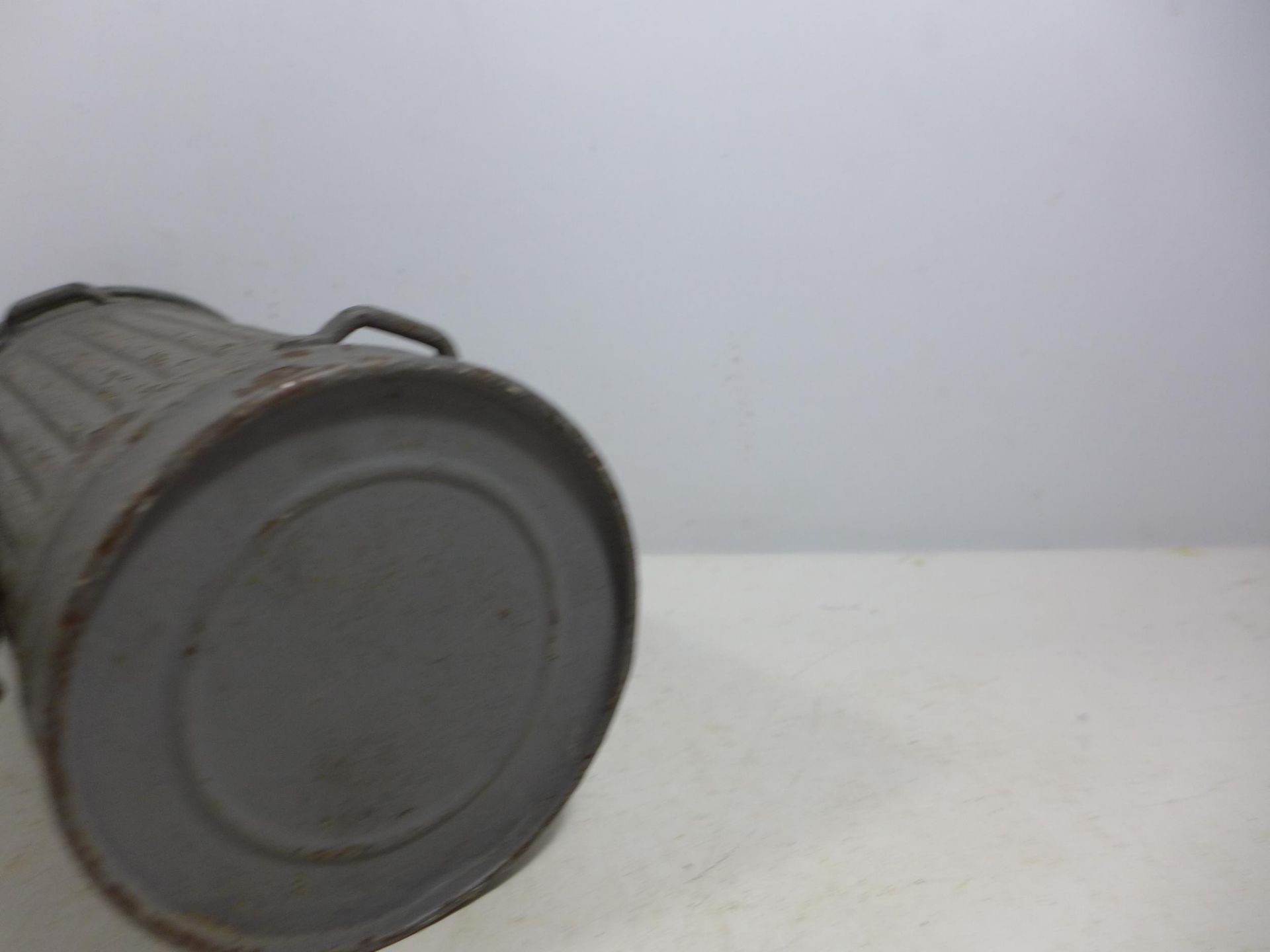 A MID 20TH CENTURY GERMAN GAS MASK AND METAL CONTAINER - Image 4 of 5