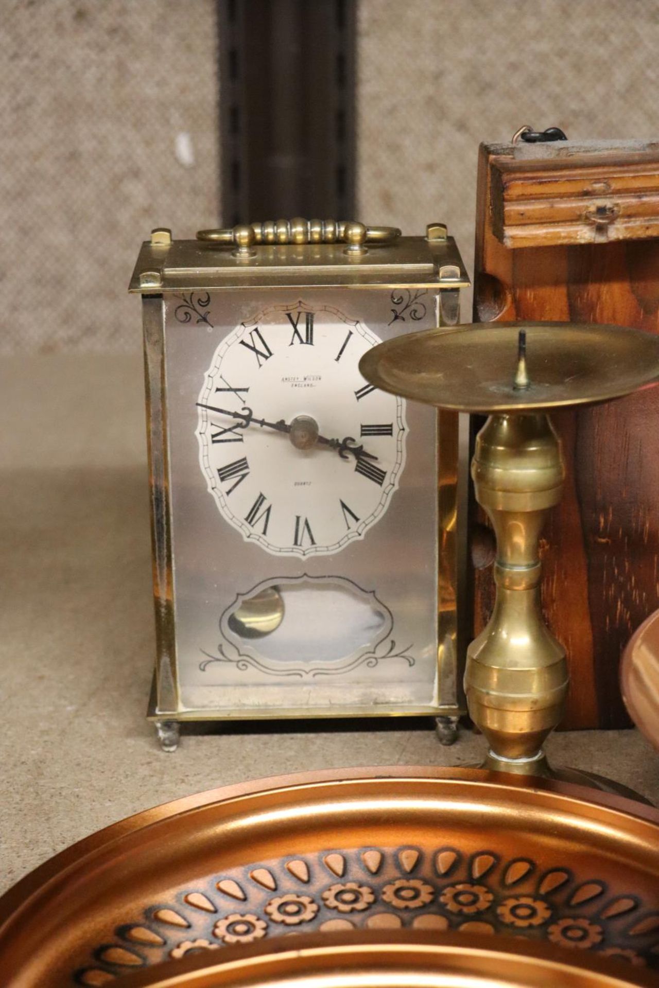 A MIXED LOT TO INCLUDE COPPER TRAYS, A CARRIAGE CLOCK, CANDLESTICK, ETC - Image 3 of 6