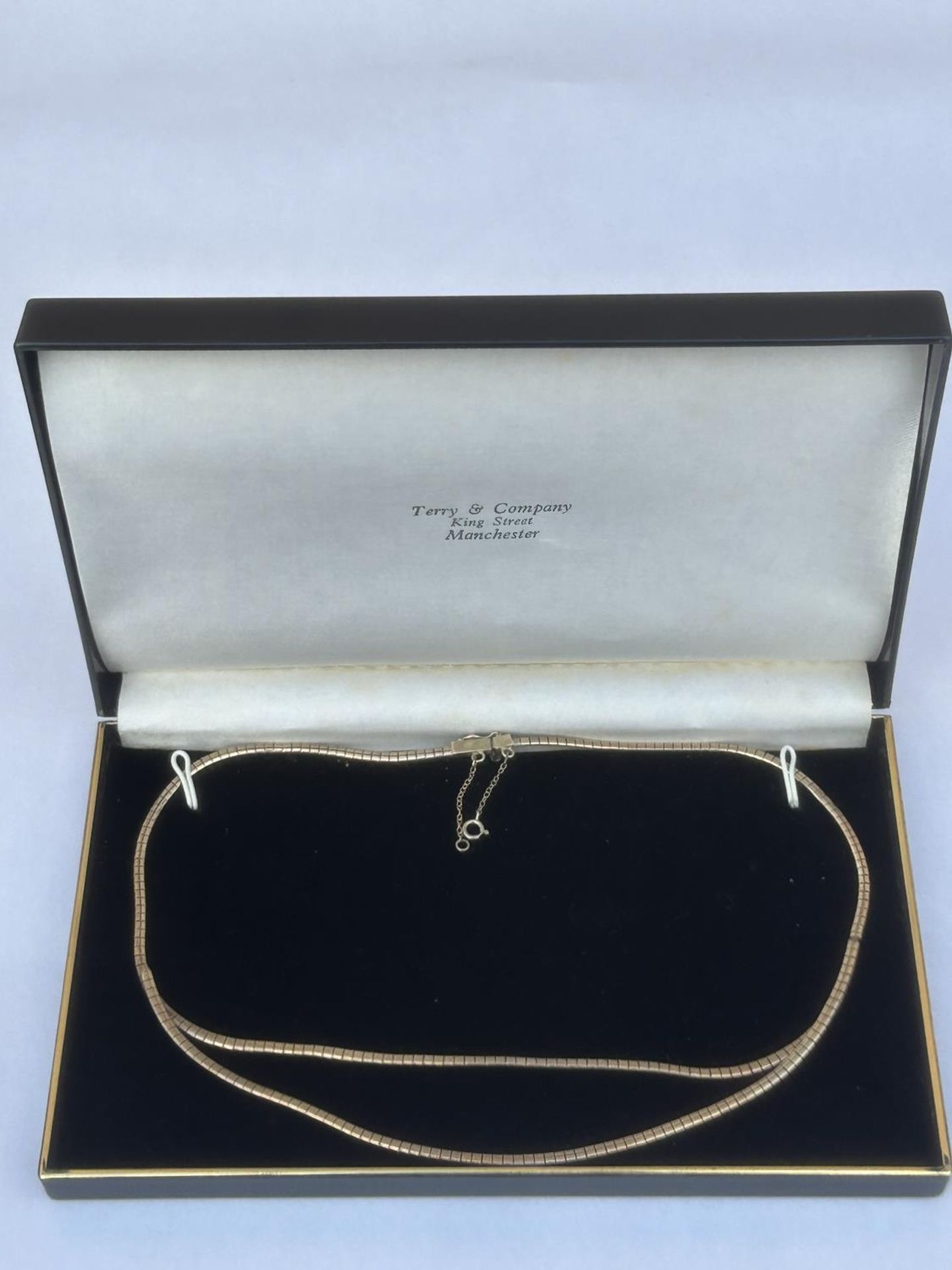 A HALLMARKED 9CT GOLD DOUBLE STRAND VINTAGE NECKLACE COMPLETE WITH ORIGINAL PURCHASE BOX AND RECEIPT