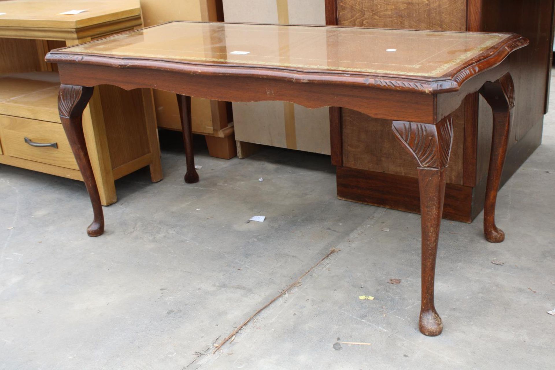 A MAHOGANY COFFEE TABLE WITH INSET LEATHER TOP ON CABRIOLE LEGS - Image 2 of 2