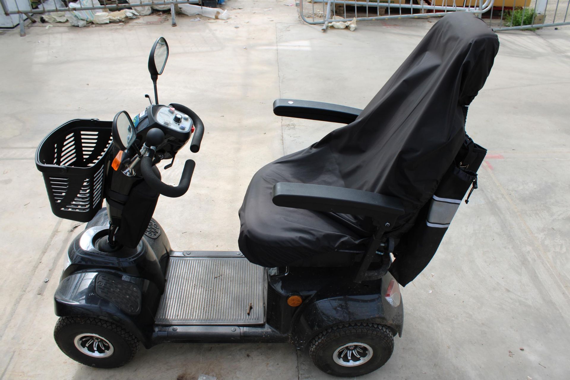 A FOUR WHEEL CARE CO ELECTRIC MOBILITY SCOOTER COMPLETE WITH CHARGER - Bild 4 aus 7