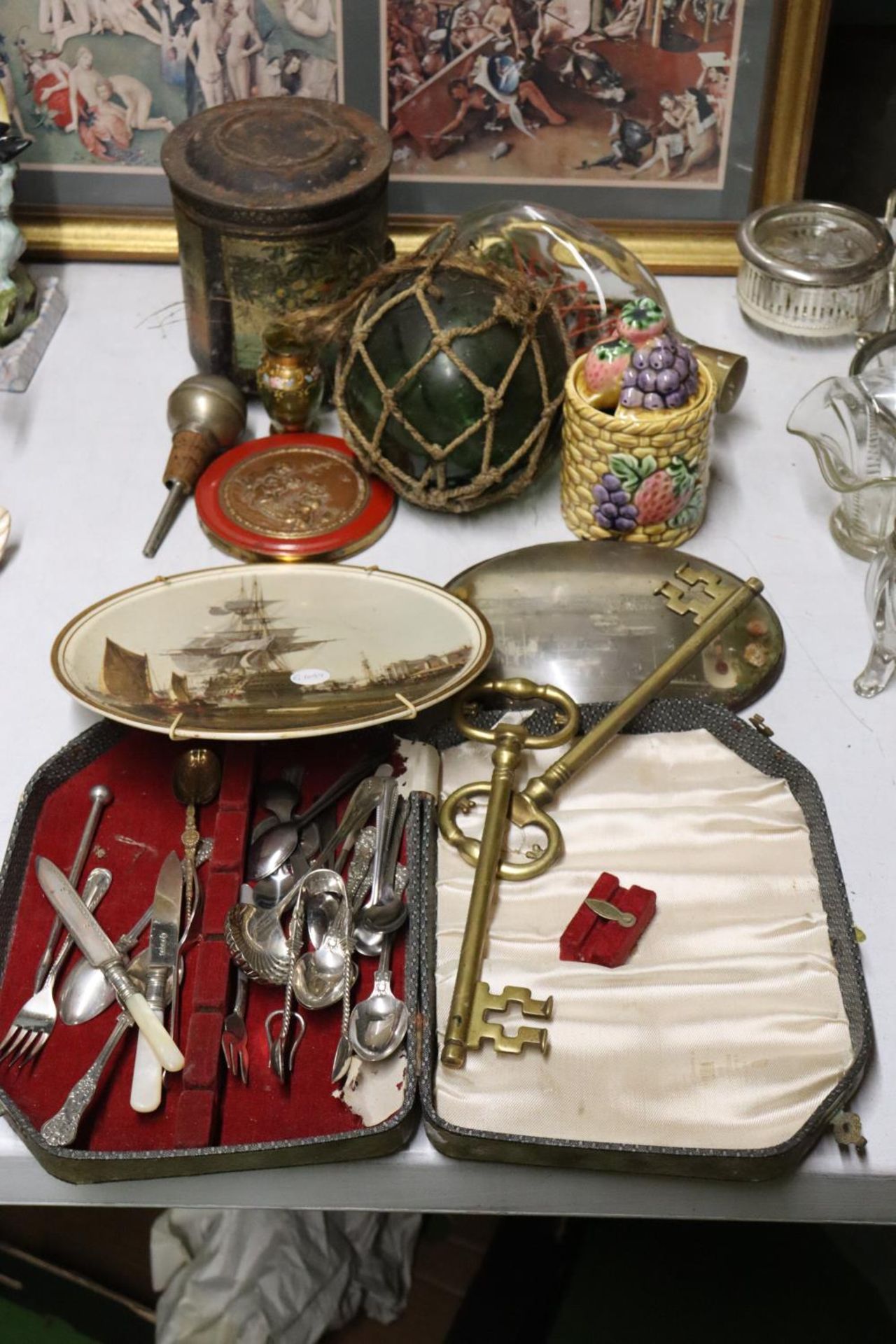 A MIXED LOT TO INCLUDE TWO LARGE BRASS KEYS, A QUANTITY OF FLATWARE, A CABINET PLATE PLUS SHIP IN