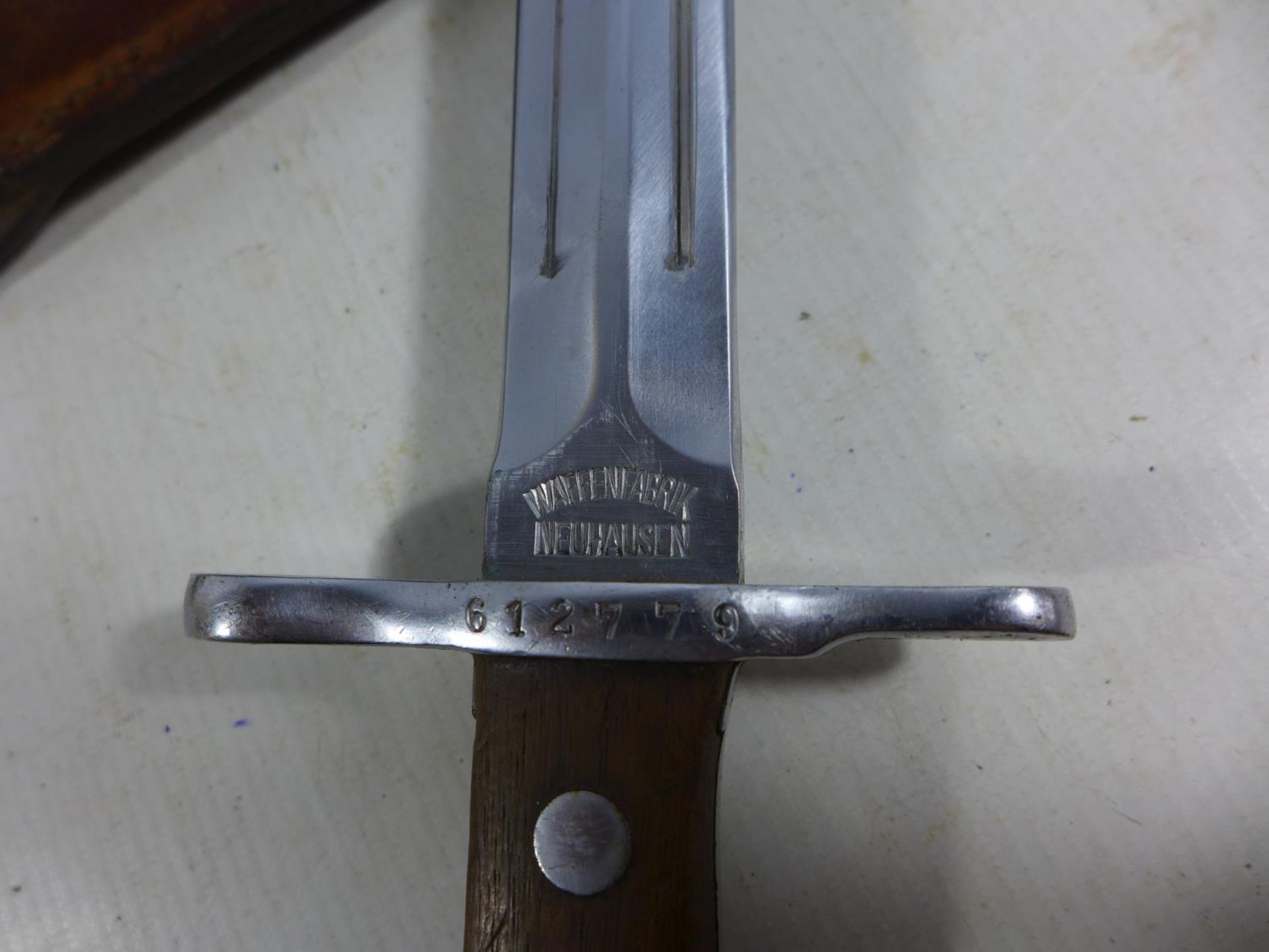 A SWISS 1918 BAYONET AND SCABBARD, 30CM BLADE, LENGTH 46CM - Image 2 of 5