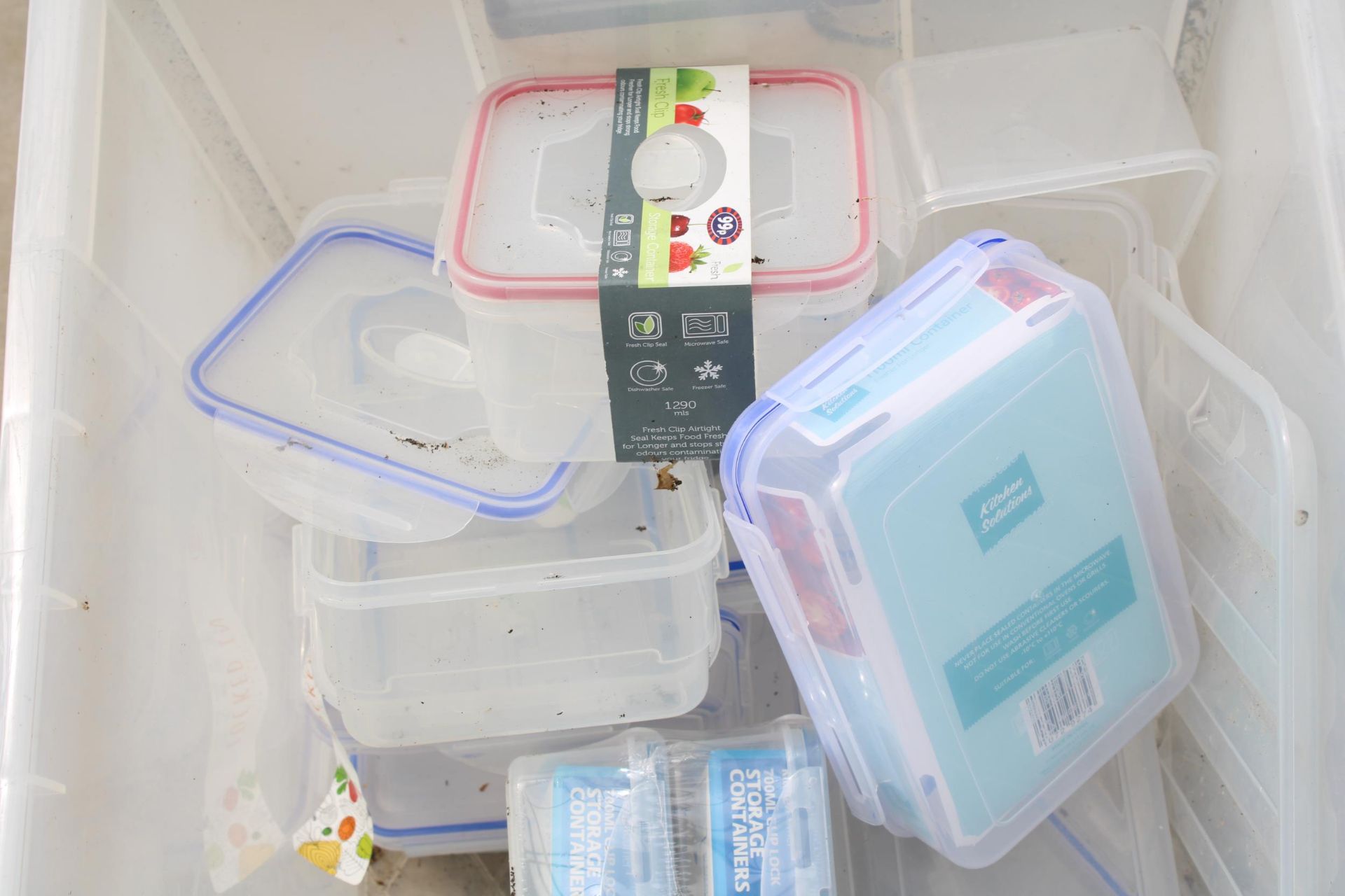 A COLLECTION OF VARIOUS TUPPERWARE STORAGE BOXES - Bild 3 aus 4