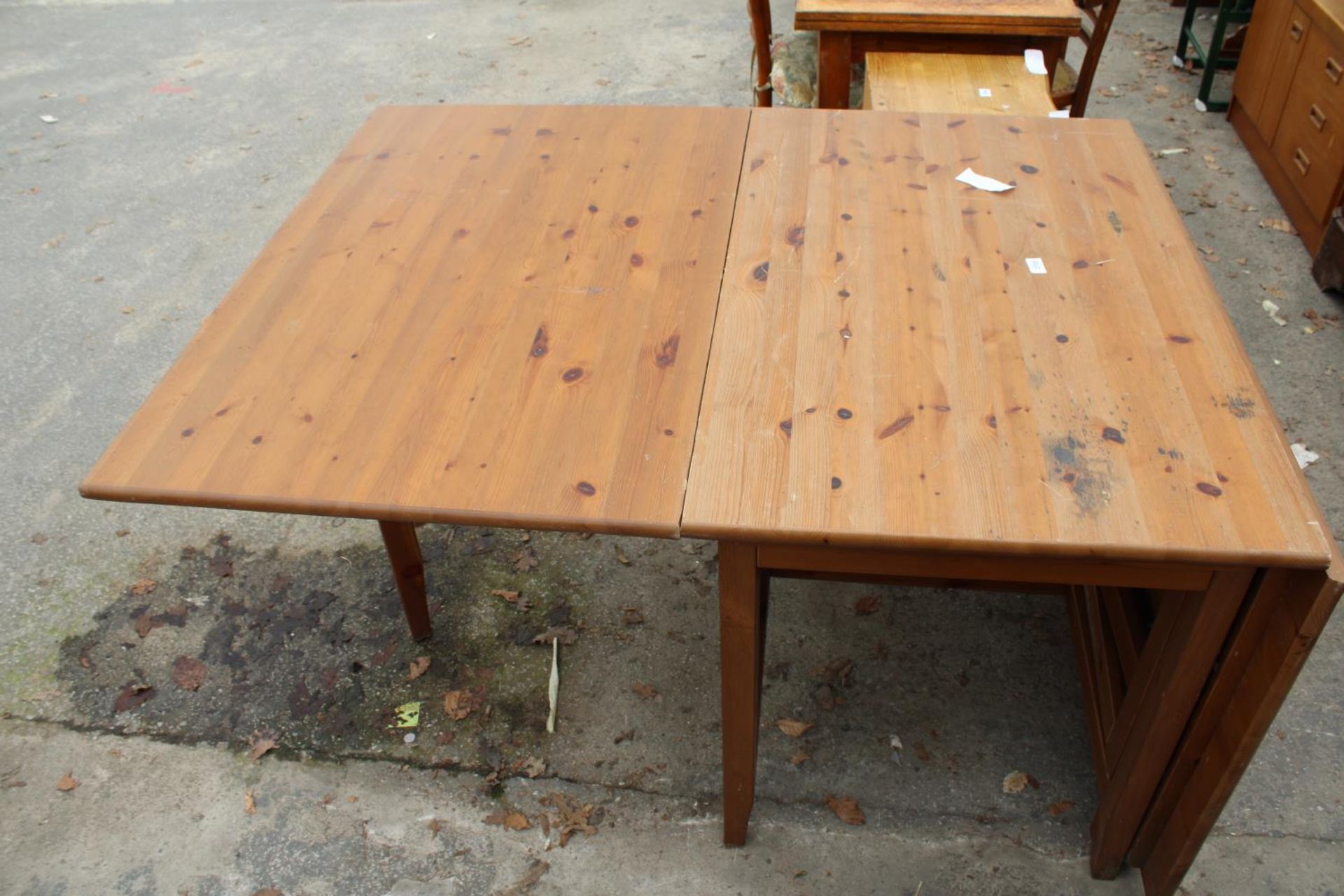 A MODERN PINE GATE-LEG DINING TABLE, 79.5" X 41" OPENED - Image 4 of 4