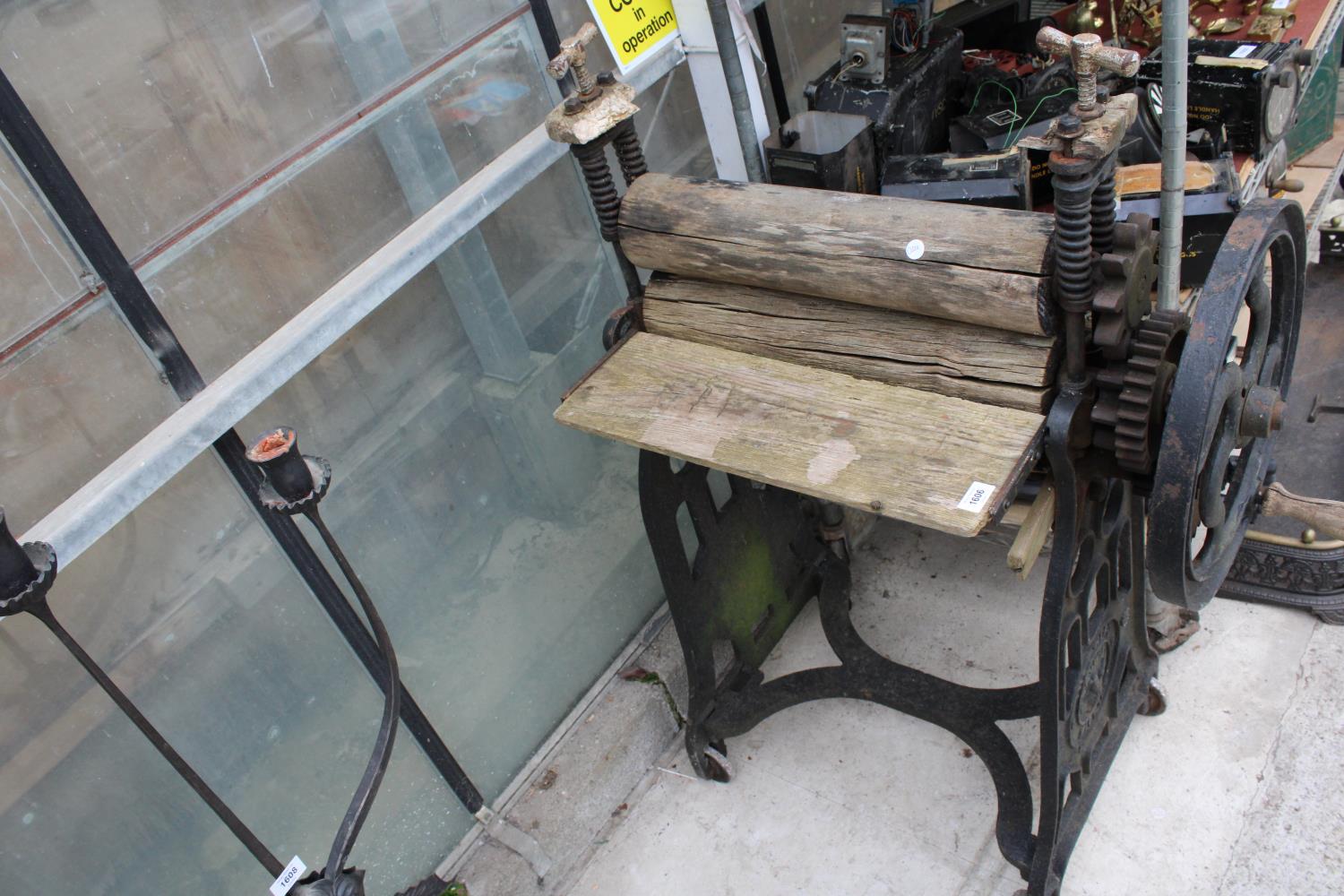 A VINTAGE CAST IRON AND WOODEN MANGLE BEARING THE NAME 'THE HERO MACHINE' - Image 2 of 5