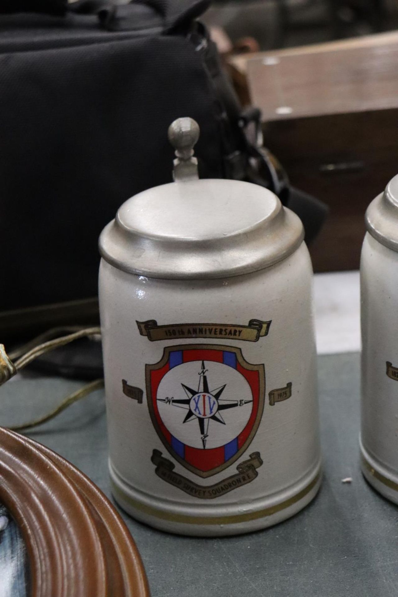 A PAIR OF STONEWARE PEWTER LIDDED MILITARY STEINS - 14 FIELD SURVEY SQUADRON RE - Image 3 of 6