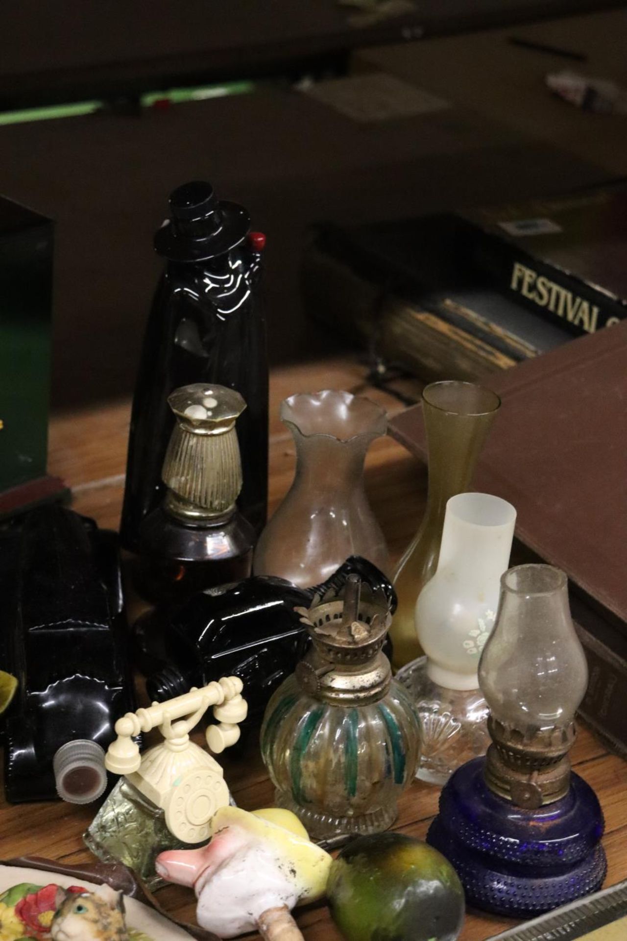 A QUANTITY OF ITEMS TO INCLUDE VINTAGE AVON BOTTLES, A FRAMED PRINT, MINI OIL LAMPS, PHOTO FRAMES, - Image 4 of 6