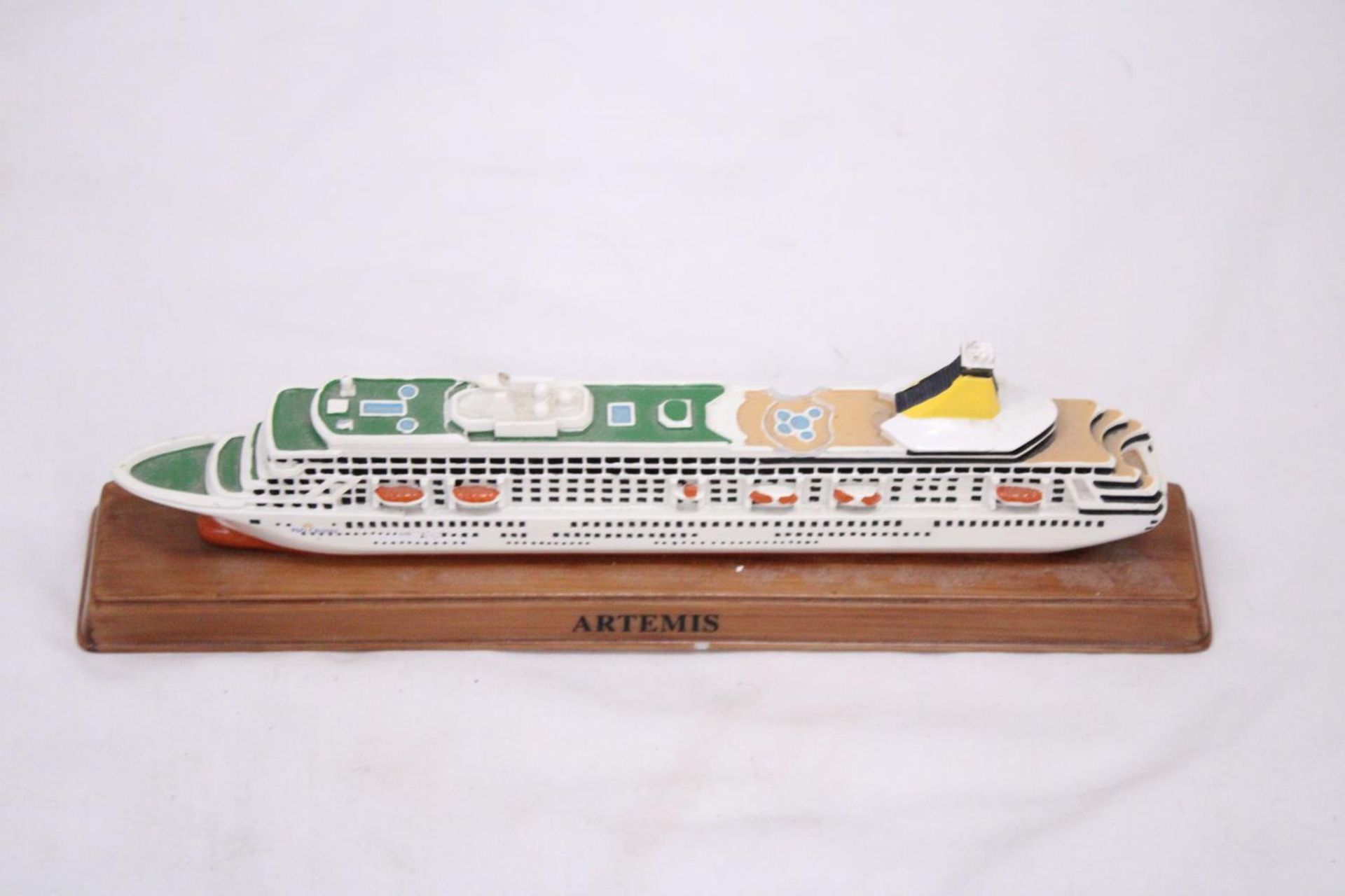 A HEAVY SOLID OCEAN LINER ON WOODEN STAND (ARTEMIS), LENGTH 26CM, HEIGHT 6CM - Image 6 of 6