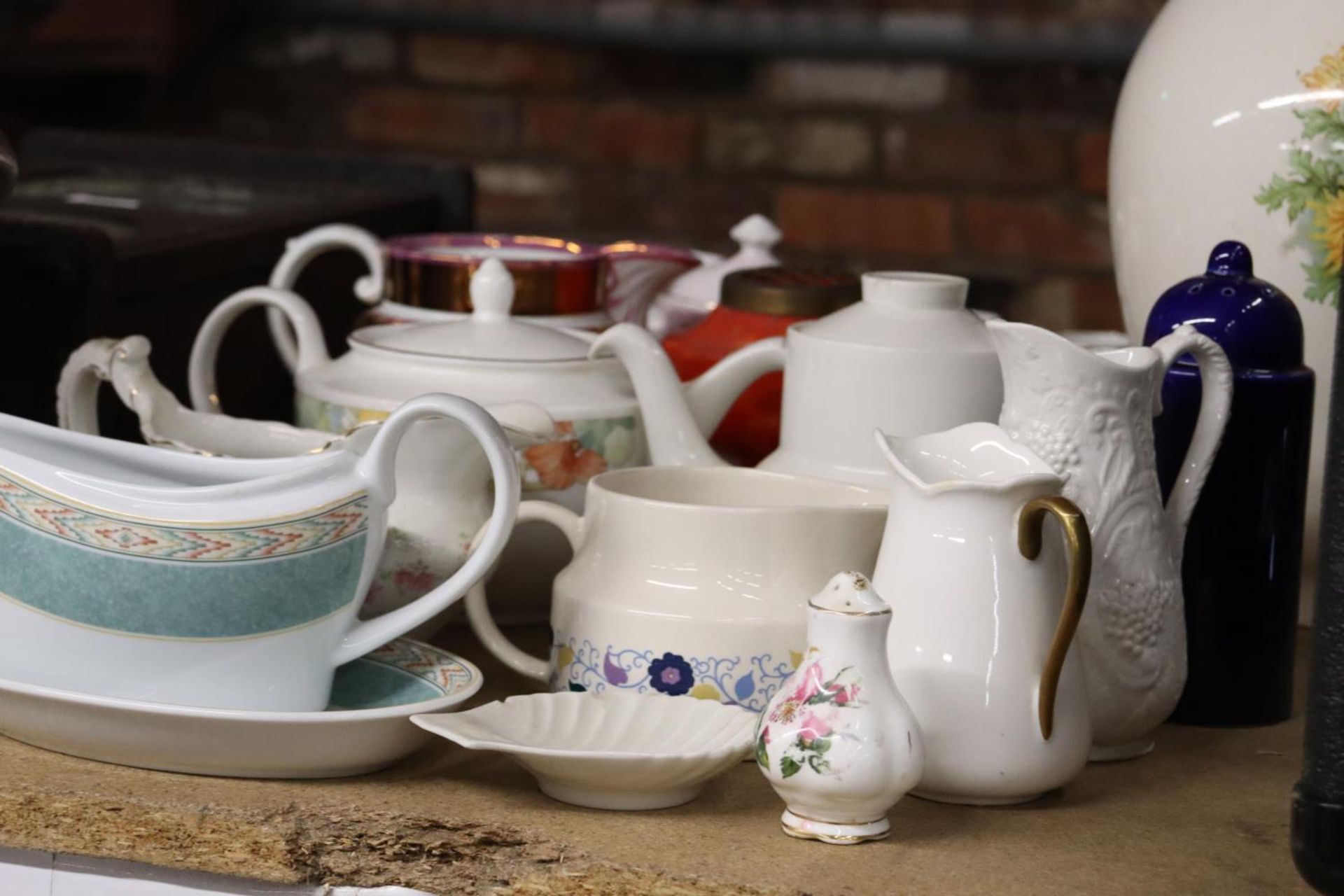 A QUANTITY OF CERAMIC ITEMS TO INCLUDE SAUCE BOATS, JUGS, TEAPOTS, ETC - Image 3 of 4