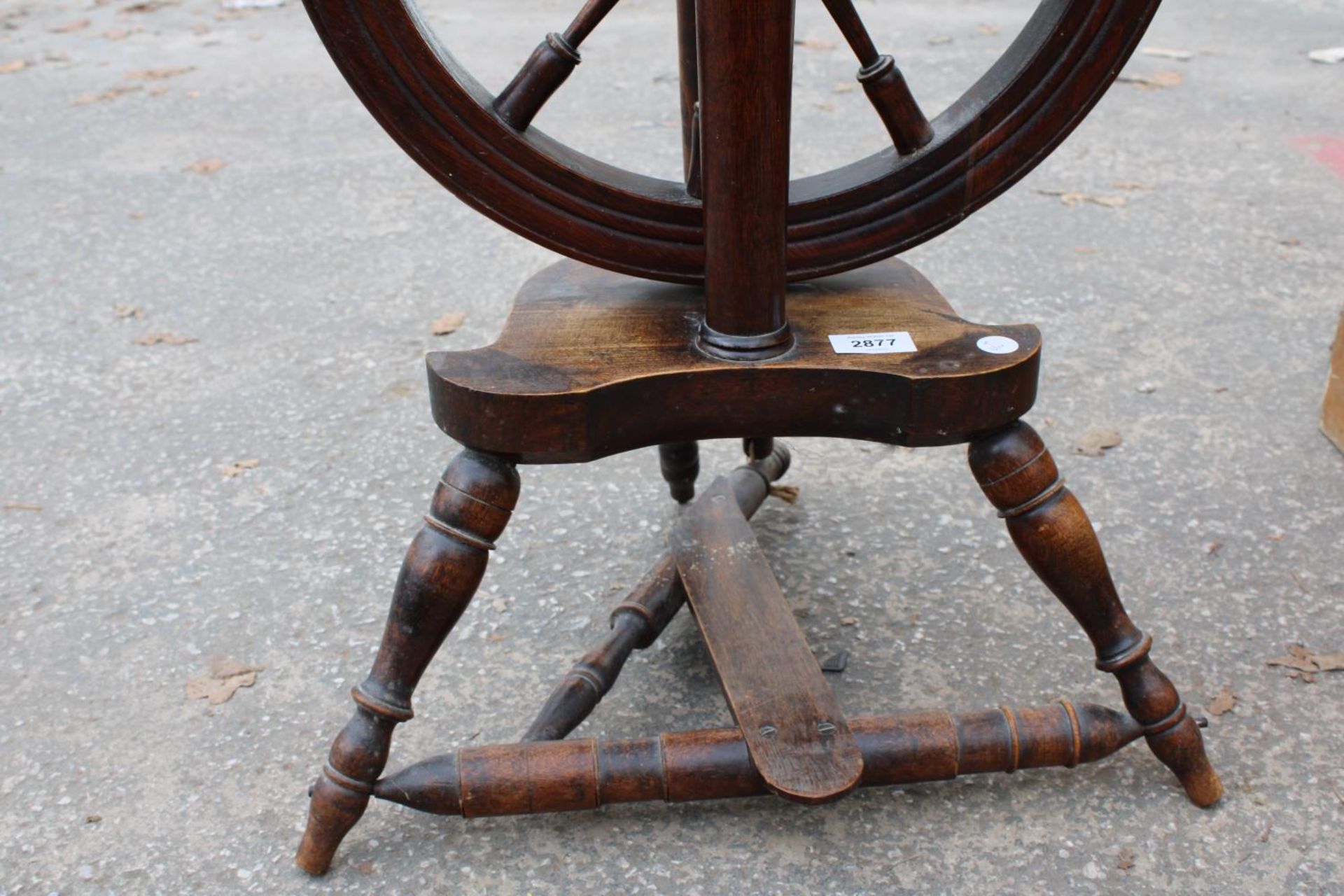 A BEECH FRAMED SPINNING WHEEL ON TURNED LEGS AND STRETCHERS - Bild 5 aus 5