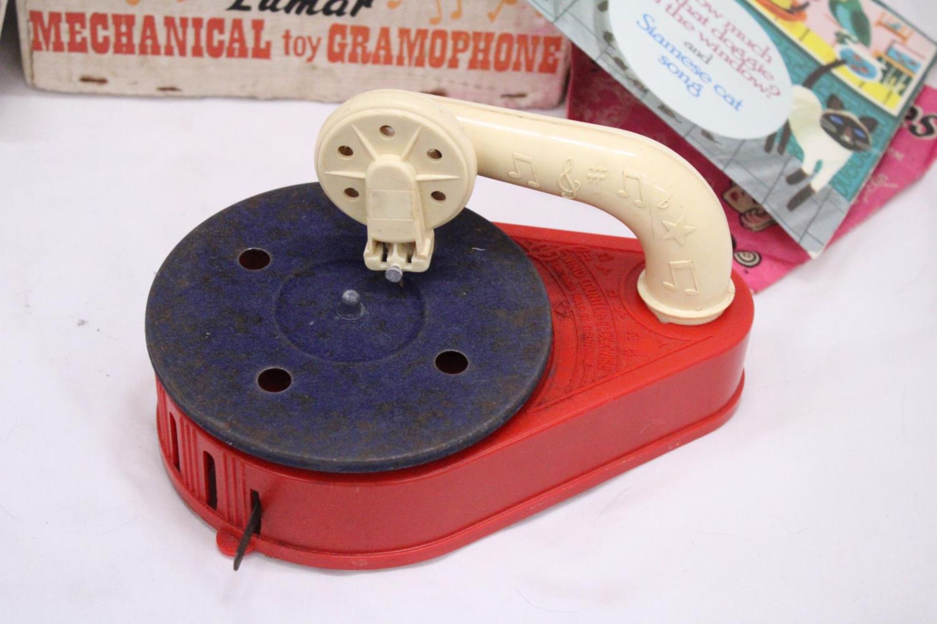 A MECHANICAL TOY GRAMPHONE - Image 4 of 4