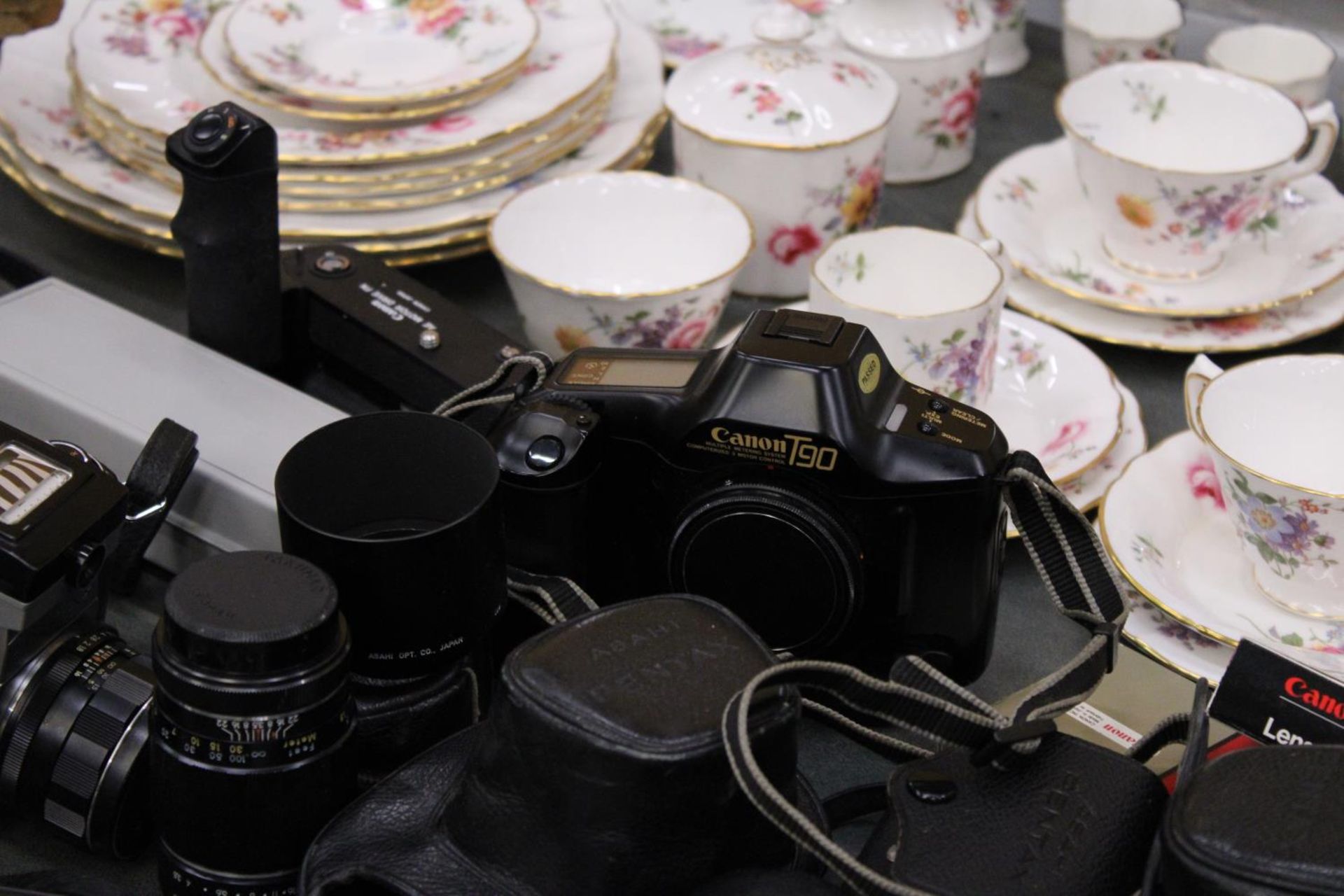 A QUANTITY OF VINTAGE CAMERAS AND ACCESSORIES TO INCLUDE CANON AND PENTAX ETC - Image 4 of 5