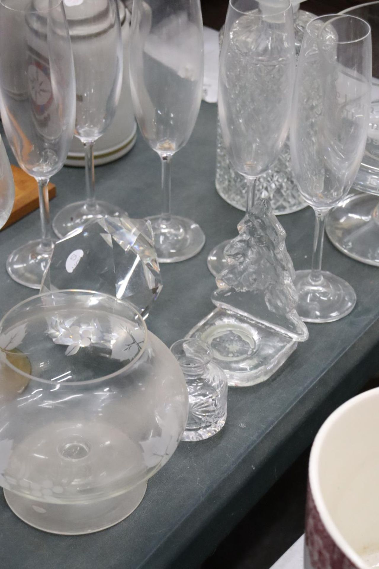 A QUANTITY OF GLASSWARE TO INCLUDE DRINKING GLASSES, PAPERWEIGHT, DECANTER, ETC., - Image 4 of 5