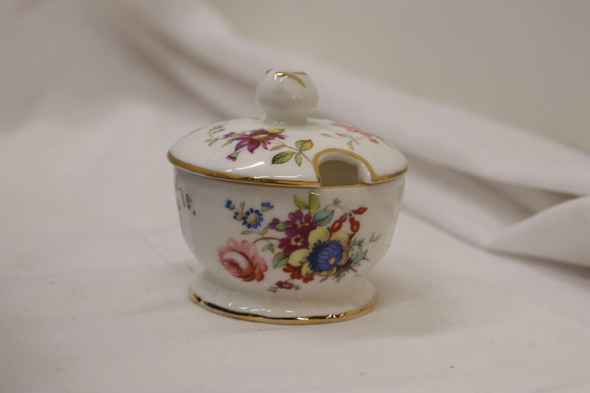 A BOXED BONE CHINA HAMMERSLEY CRUET SET - Image 3 of 5