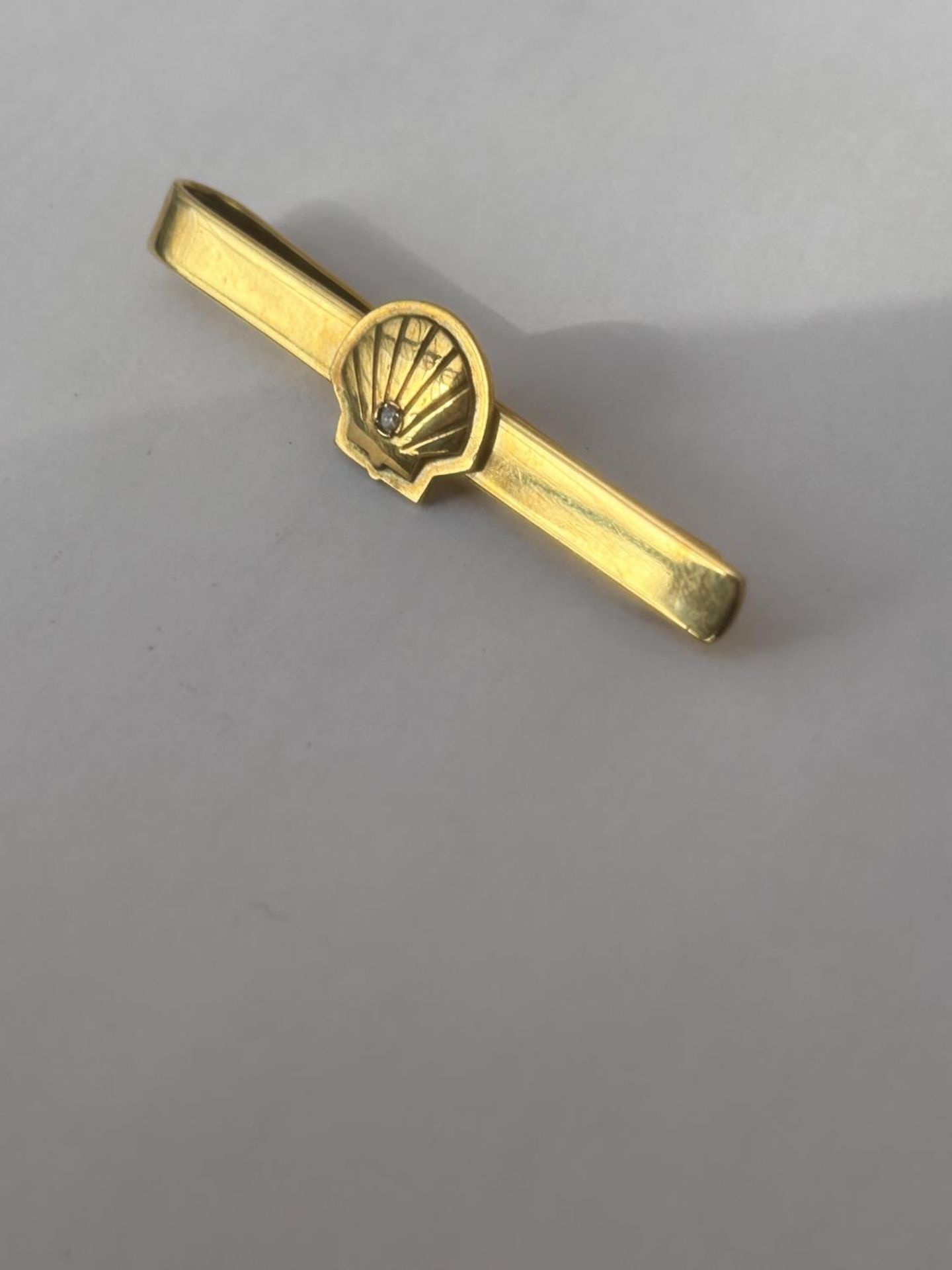 A FULLY HALLMARKED BIRMINGHAM 9CT GOLD AND DIAMOND SHELL PETROLEUM TIE PIN, WEIGHT 10 G - Image 5 of 5