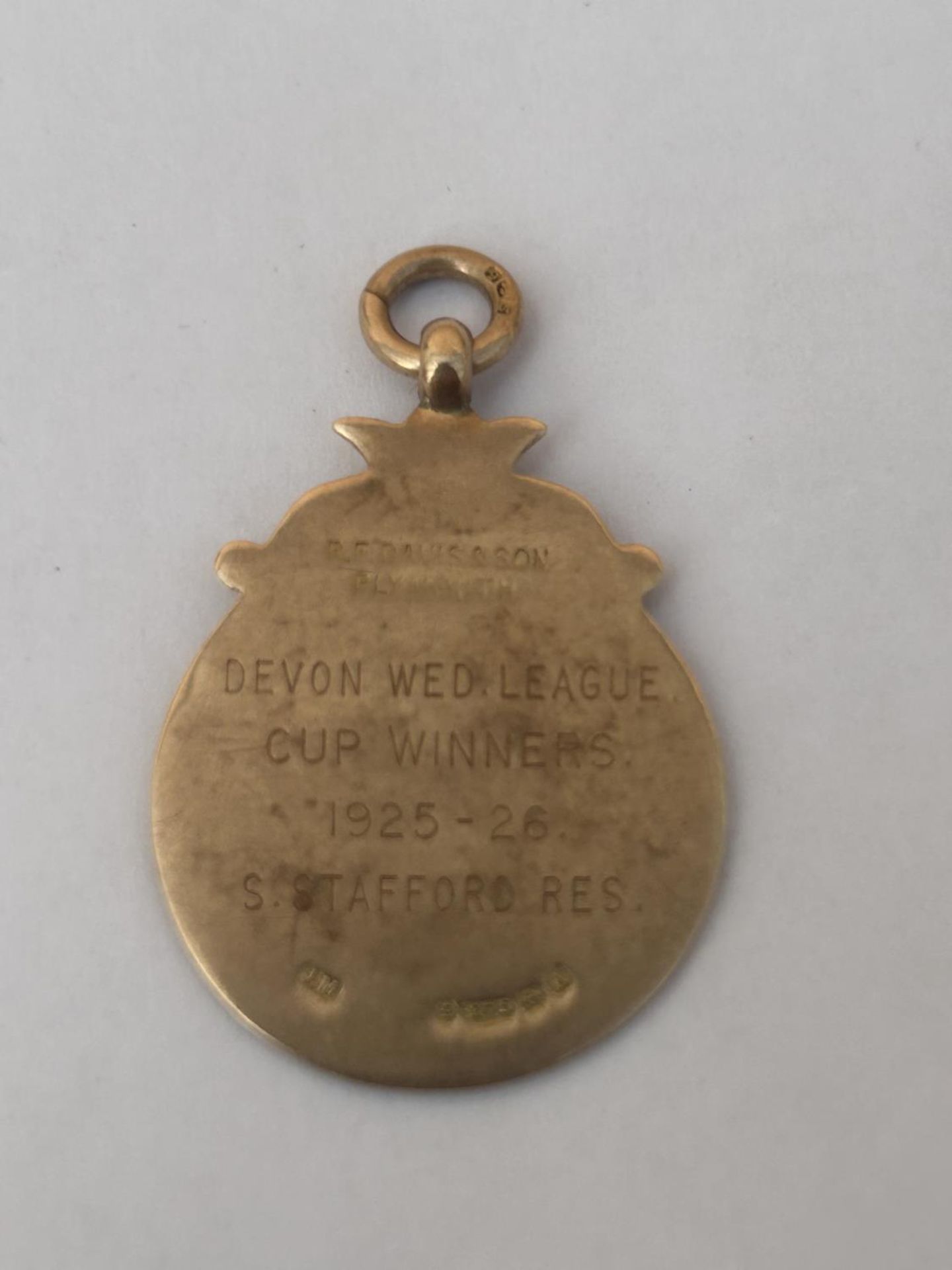 A HALLMARKED 9CT GOLD BIRMINGHAM SPORTING FOB INSCRIBED "DEVON WED LEAGUE CUP WINNERS 1925-26 S. - Bild 3 aus 4