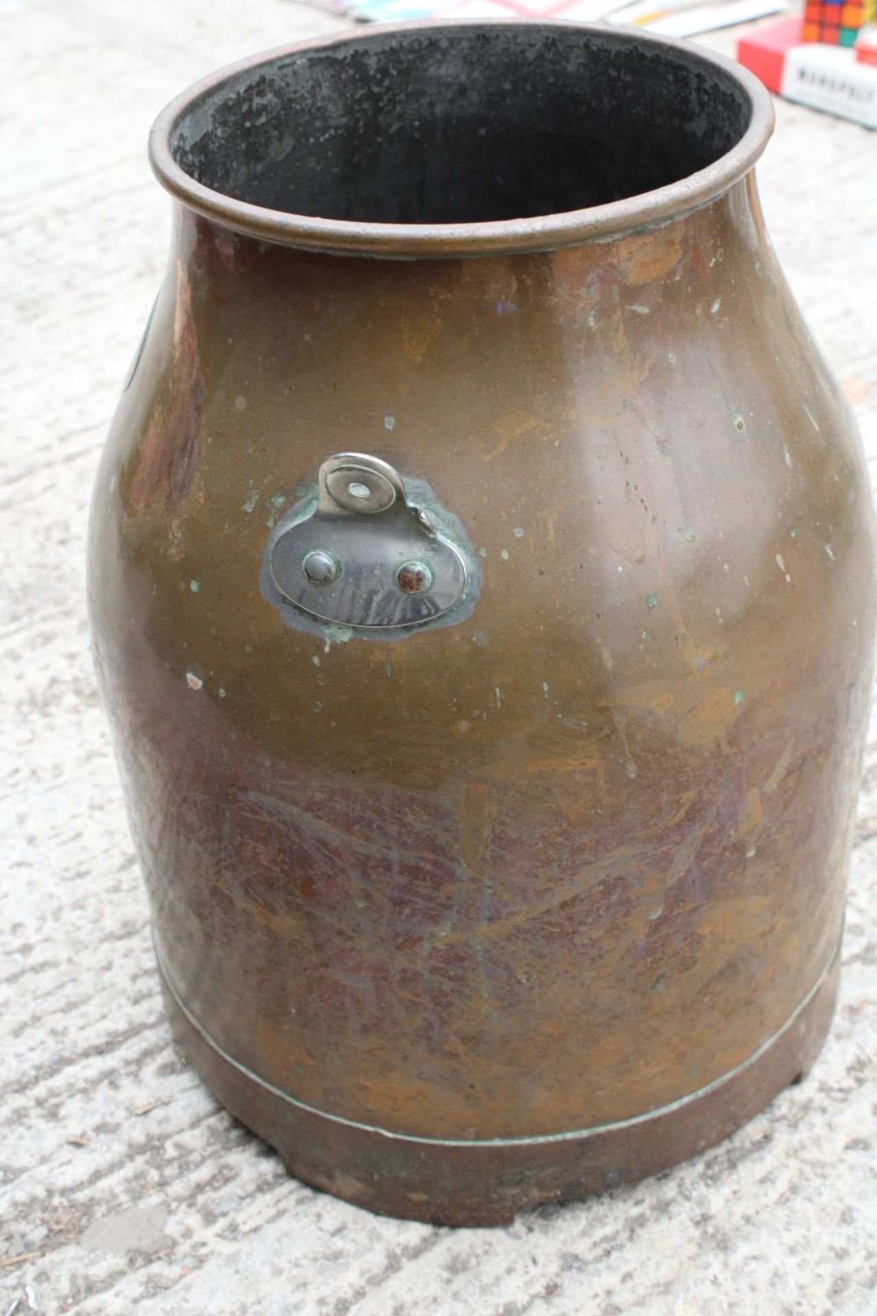 A VINTAGE COPPER MILKING BUCKET WITH INDESTINCT BRASS PLAQUE - Bild 4 aus 5