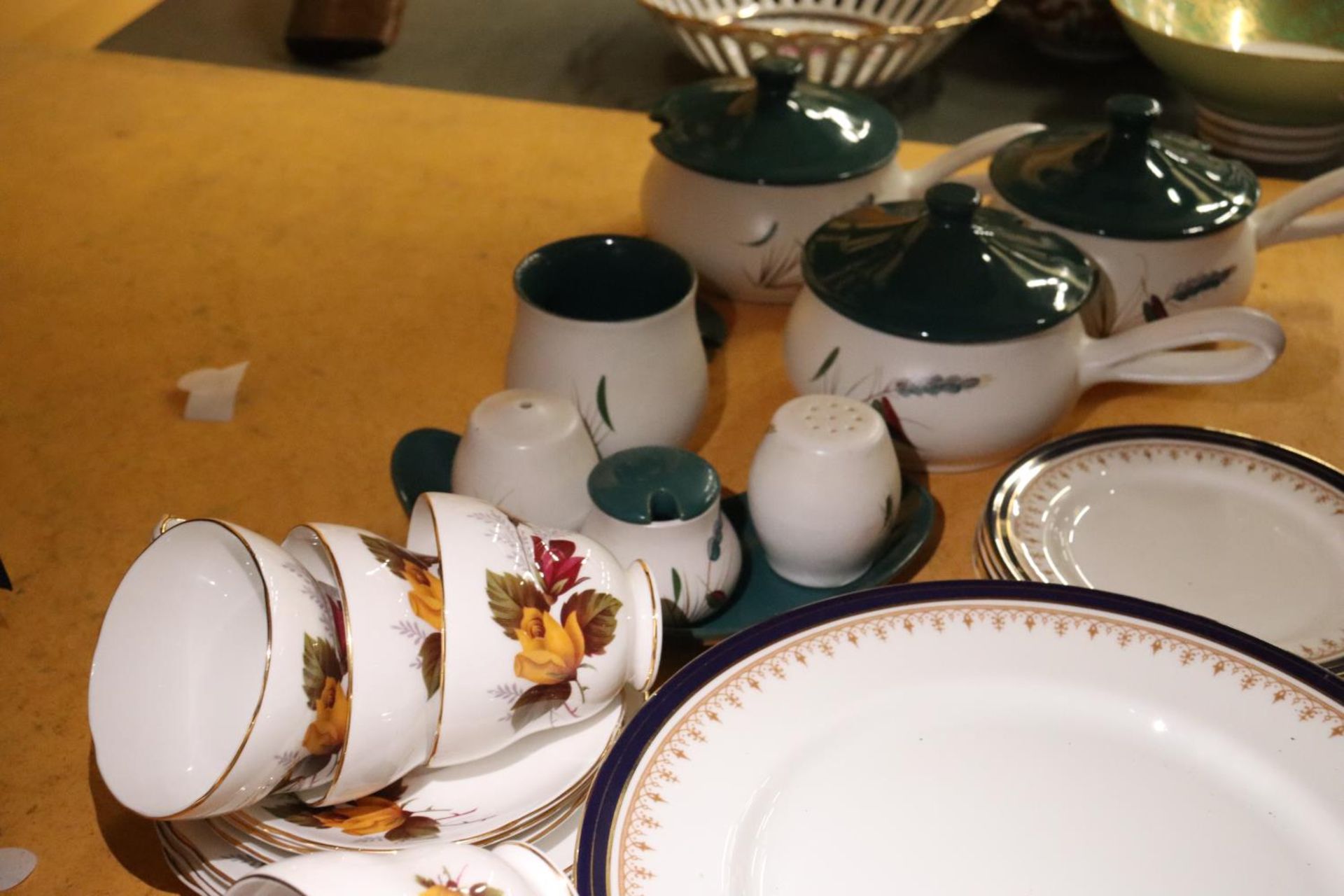A QUANTITY OF DINNER AND TEAWARE TO INCLUDE DENBY LIDDED SOUP BOWLS AND A CRUET SET, DUCHESS CUPS, - Image 3 of 4