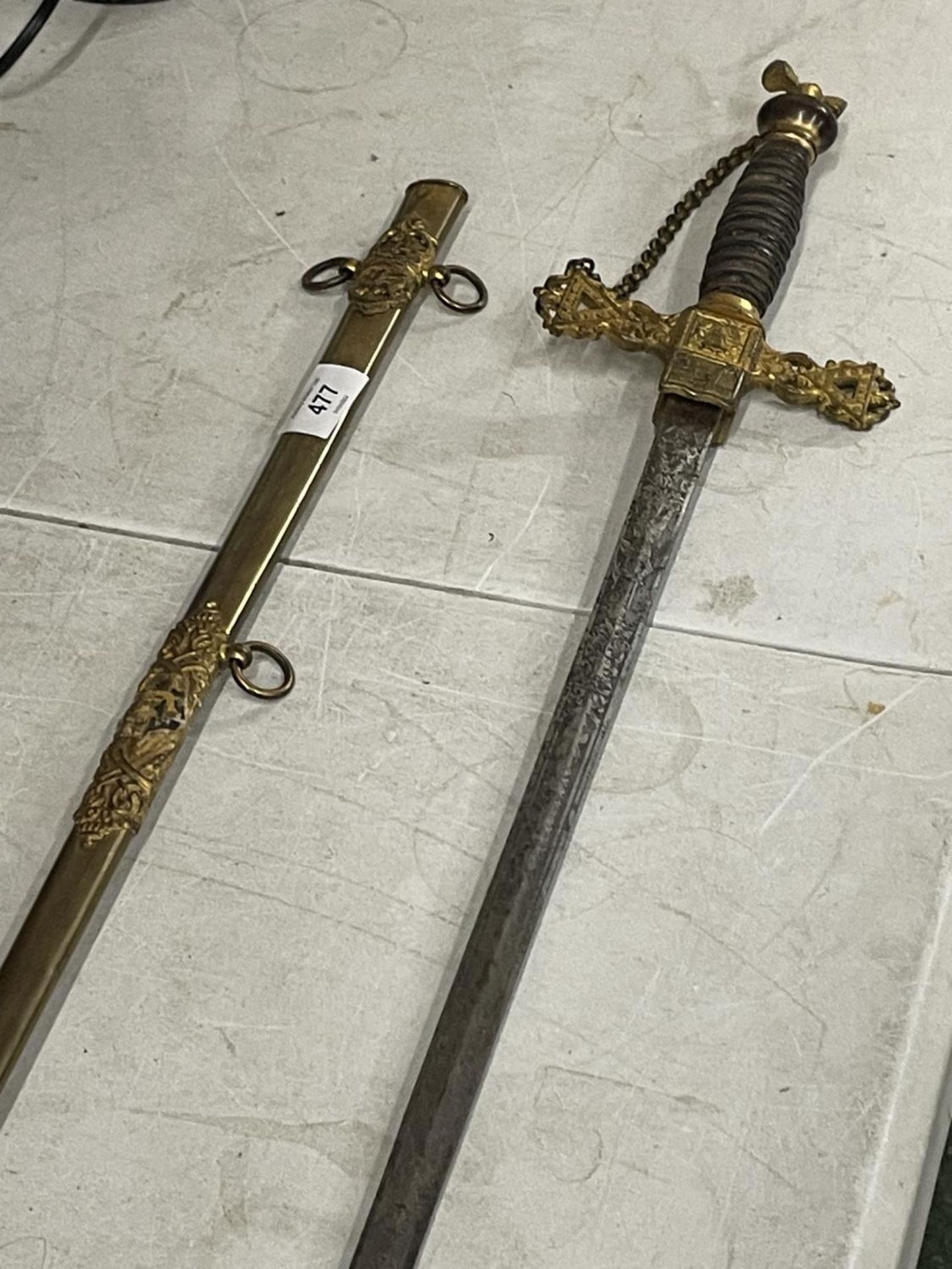 A FRATERNITY KNIGHTS OF THE GOLDEN EAGLE SWORD AND SCABBARD, 77CM BLADE, GILT CROSS GUARD AND - Image 5 of 6
