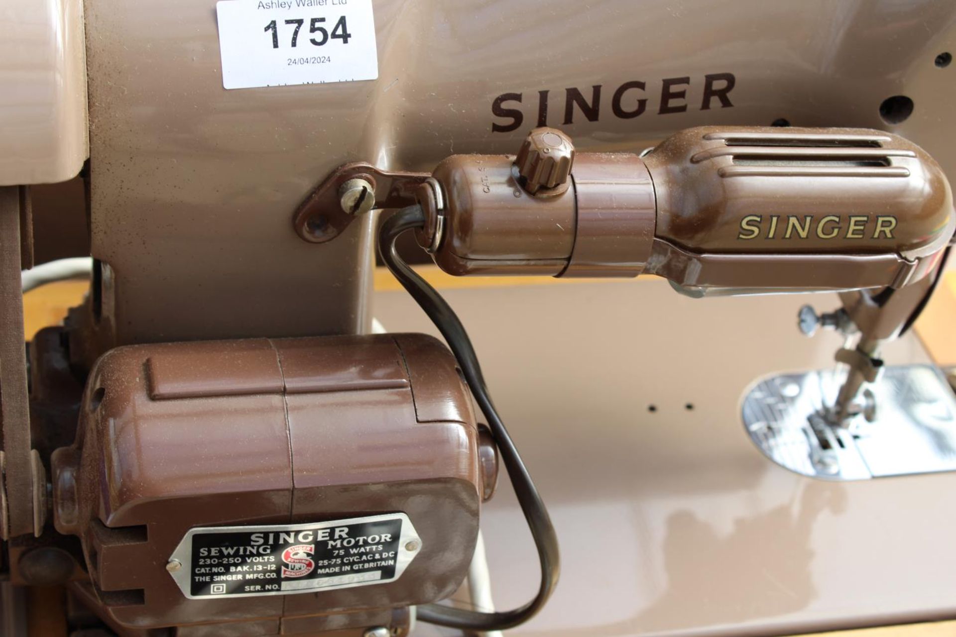AN ELECTRIC SINGER SEWING MACHINE WITH FOOT PEDAL AND CARRY CASE - Image 3 of 5