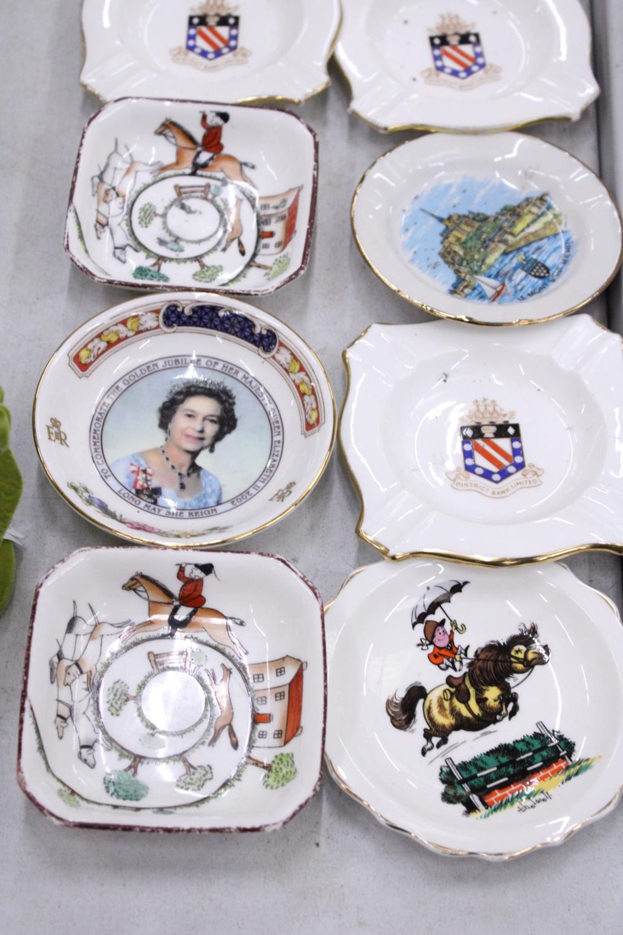 A QUANTITY OF CERAMIC AND CHINA PIN TRAYS TO INCLUDE ROYAL ALBERT 'OLD COUNTRY ROSES', ETC - Bild 4 aus 5