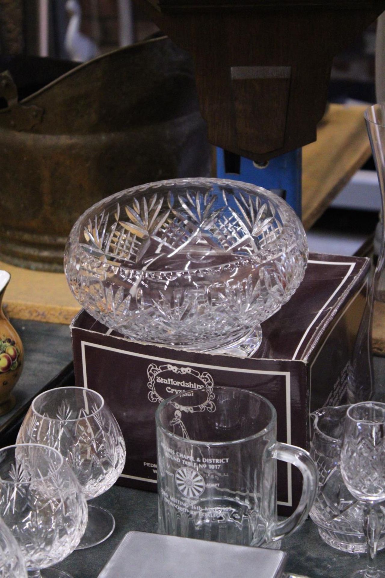 A MIXED LOT OF GLASSWARE TO INCLUDE WINE GLASSES, VASES, A STAFFORDSHIRE CRYSTAL BOWL, TWO MIRRORS - Image 4 of 6