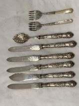 EIGHT SILVER CUTLERY ITEMS TO INCLUDE FIVE HALLMARKED SILVER KNIVES, A HALLMARKED SILVER HANDLED