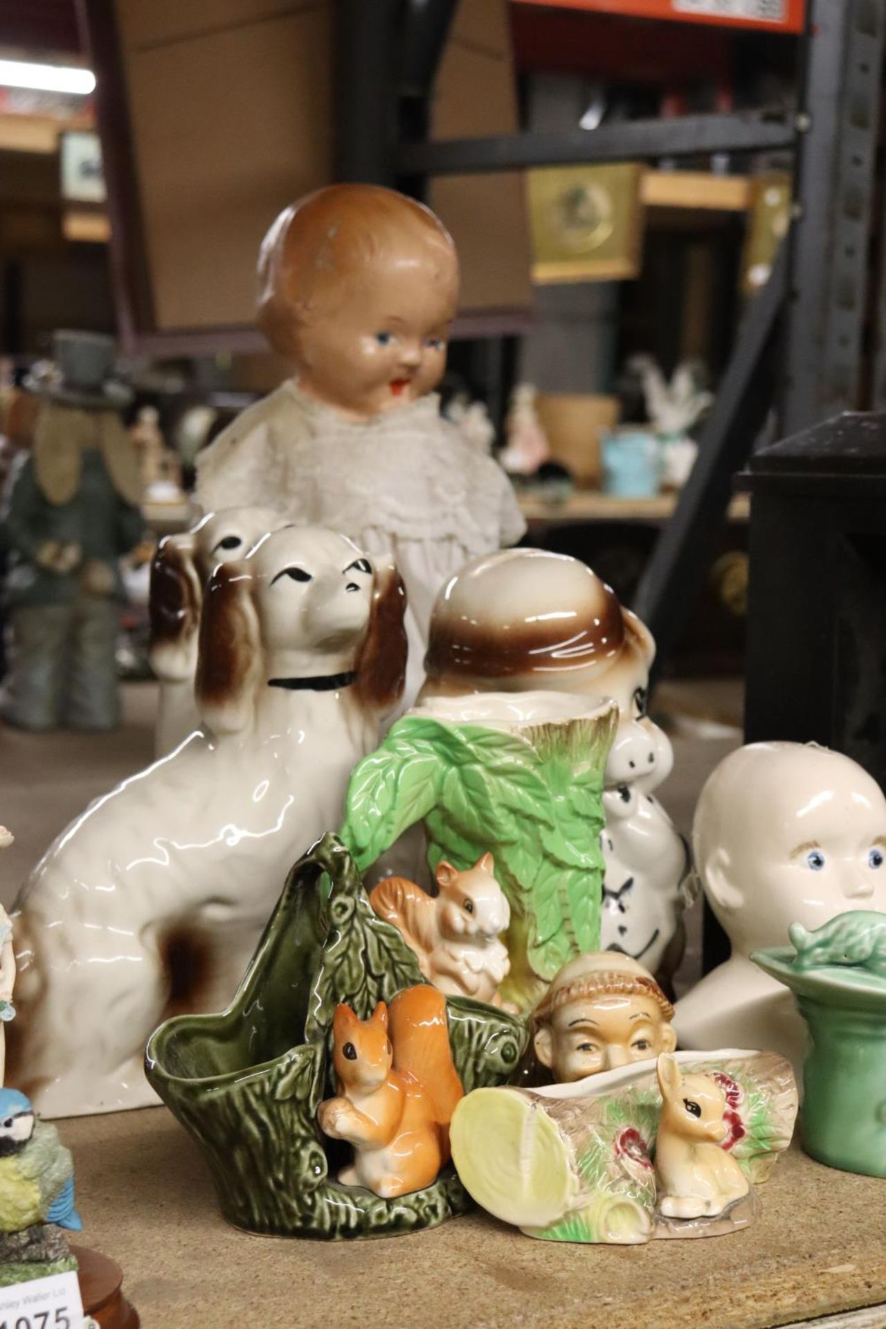 A QUANTITY OF CERAMIC ITEMS TO INCLUDE WITHERNSEA FLORA AND FAUNA VASES, DOGS, A DOLL'S HEAD AND A - Image 5 of 5