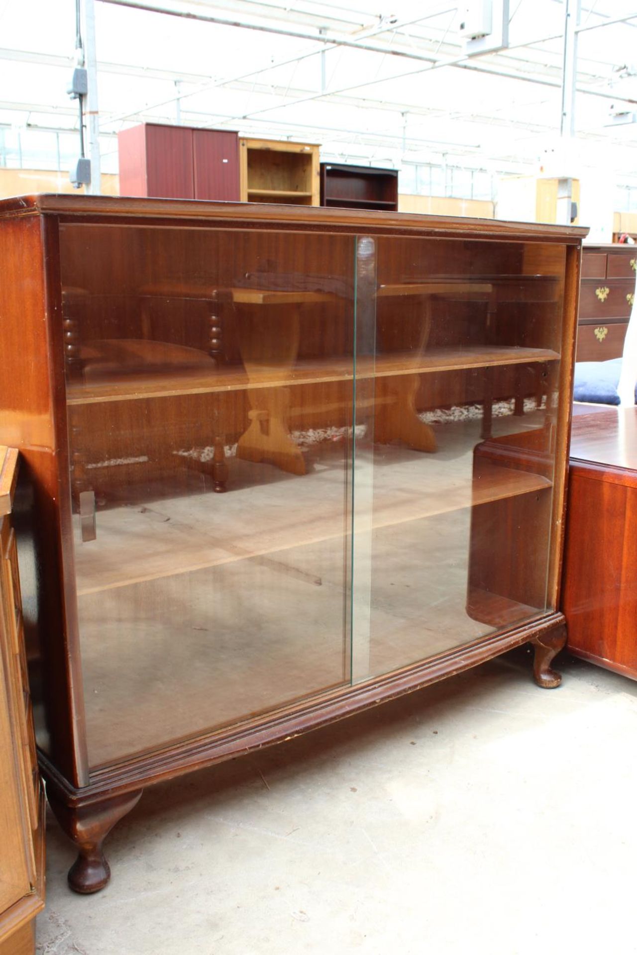 A MID 20TH CENTURY MAHOGANY BOOKCASE WITH 2 GLASS SLIDING DOORS ON CABRIOLE LEGS, 39" WIDE - Image 2 of 3