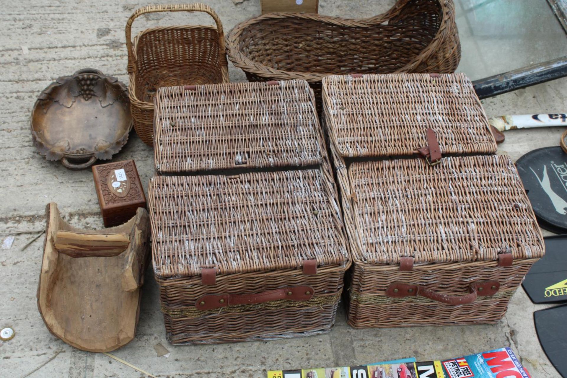 AN ASSORTMENT OF TREEN AND WICKER ITEMS TO INCLUDE TWO HAMPERS, TRUGS AND A LIDDED BOX ETC - Image 4 of 4