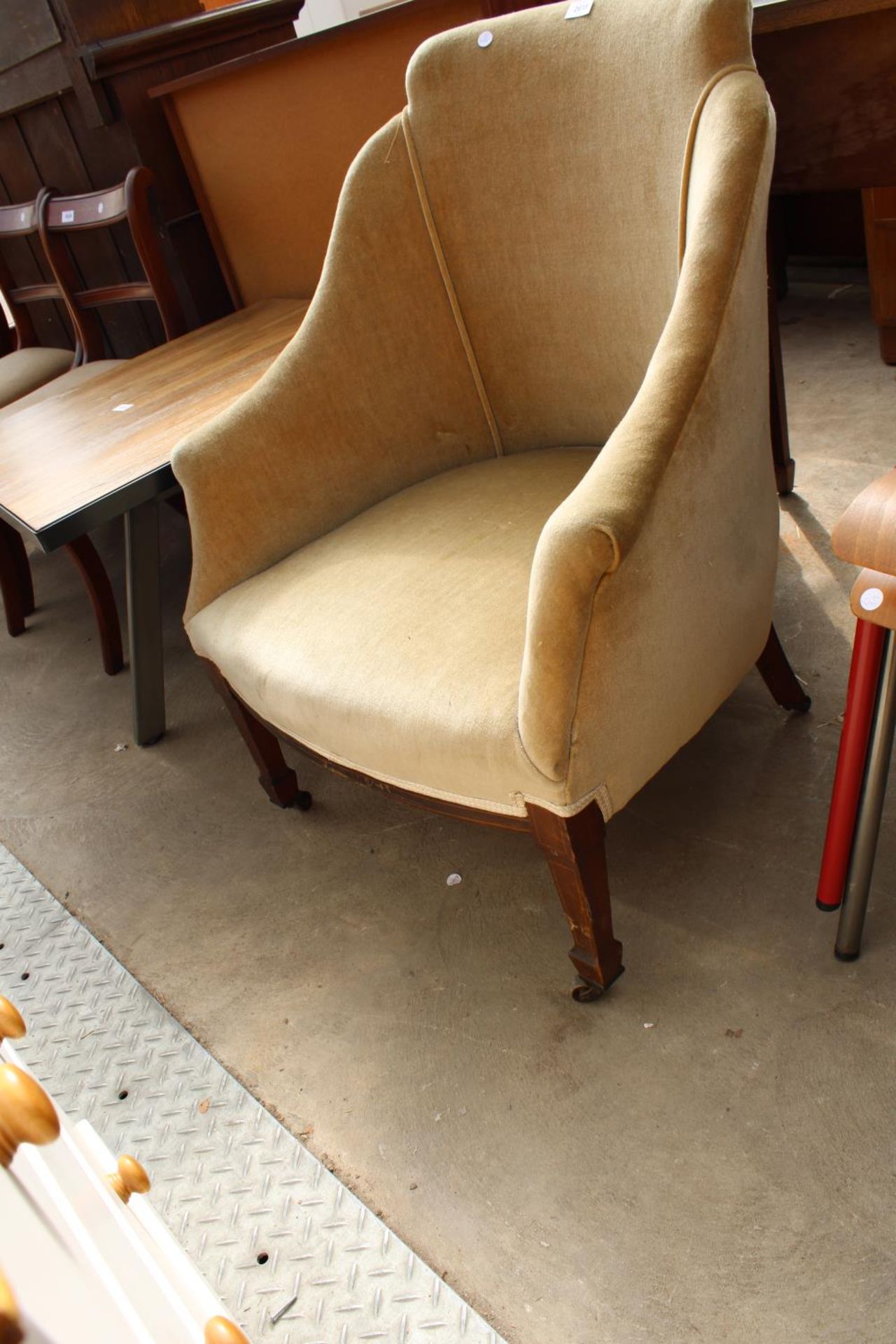 AN EDWARDIAN UPHOLSTERED LOUNGE CHAIR ON MAHOGANY AND INLAID TAPERING FRONT LEGS - Bild 2 aus 2